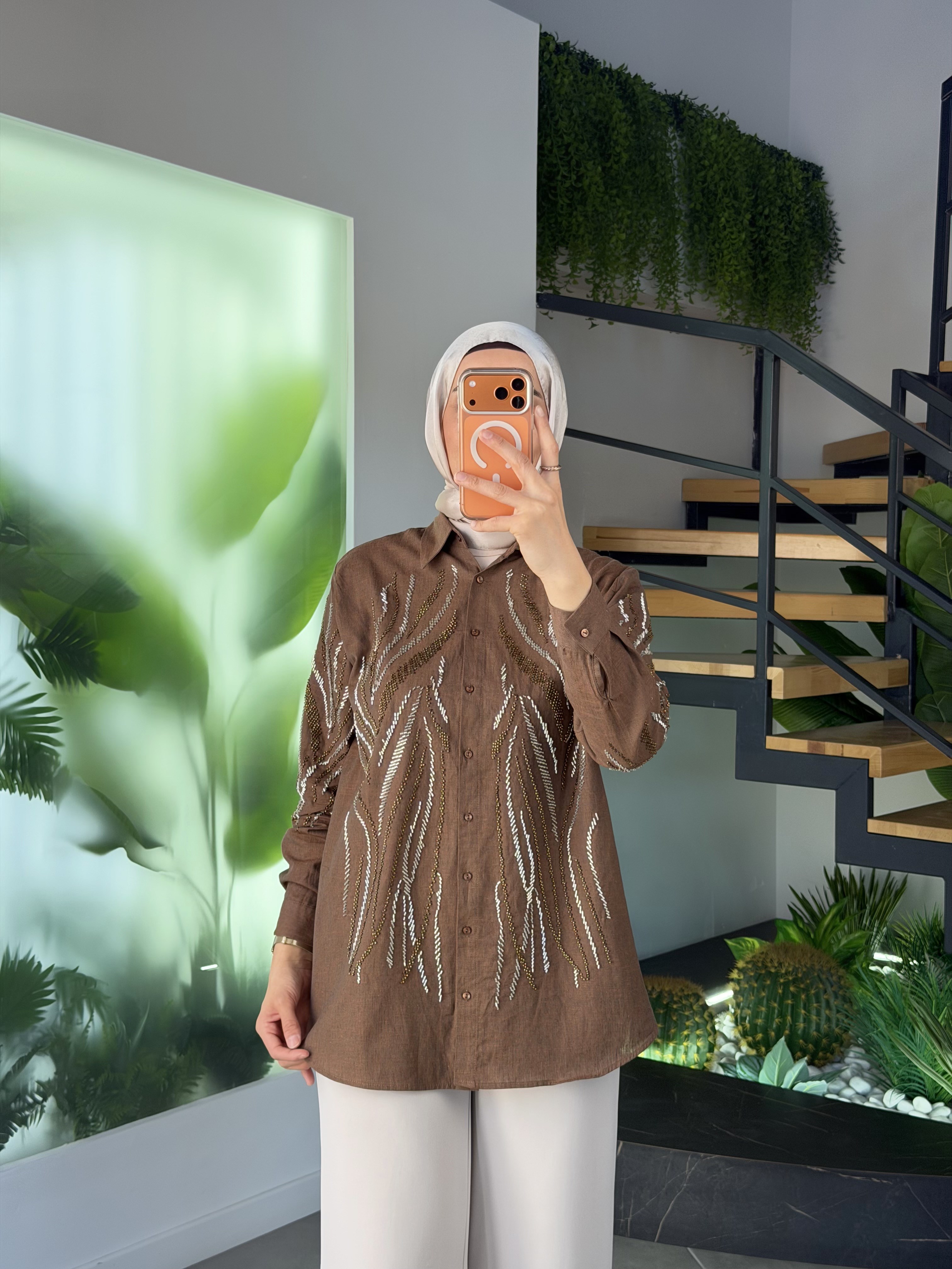 Kahve Renk Taş Boncuk İşlemeli Gömlek