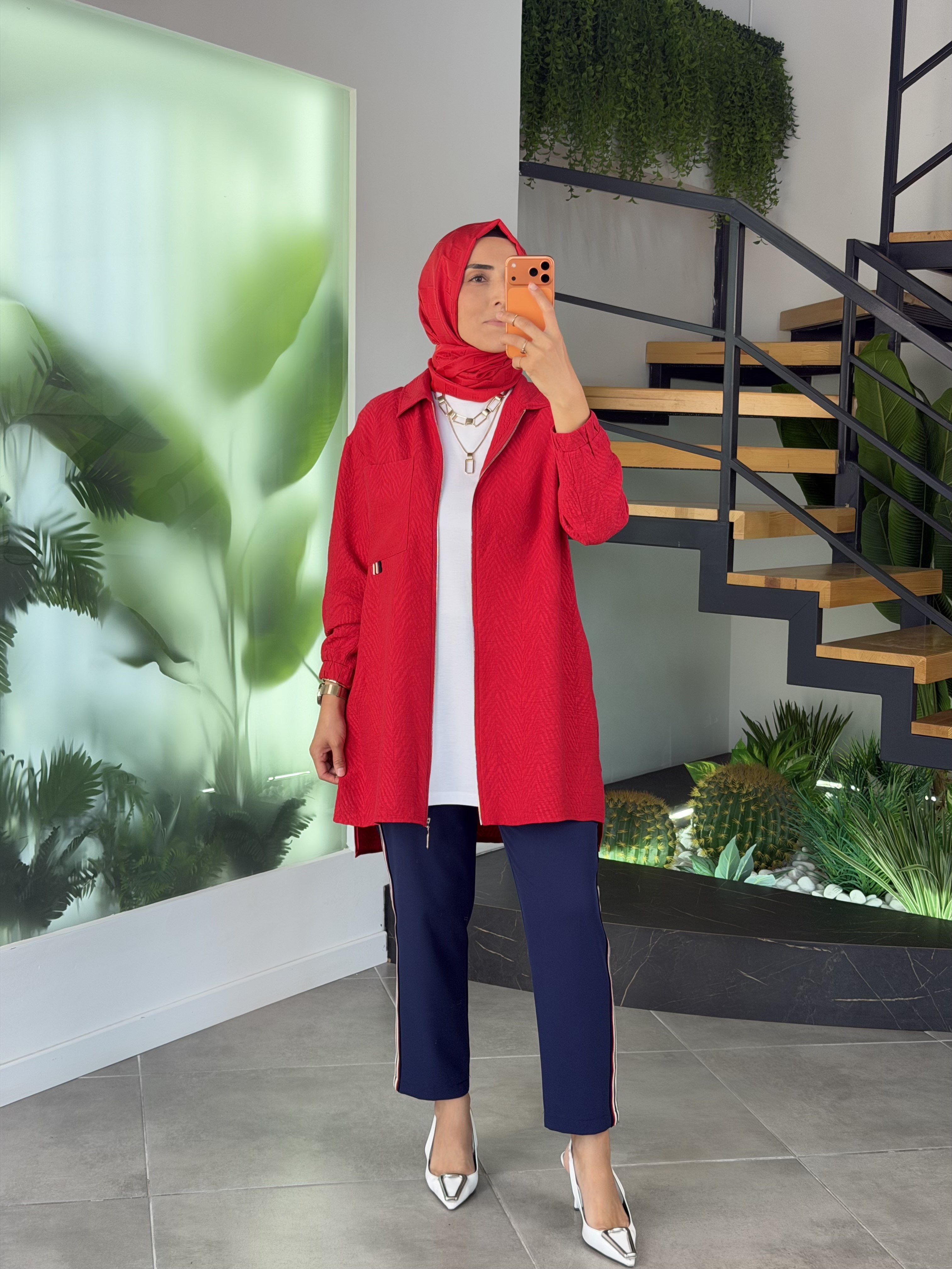 Kırmızı Renk Şerit Detaylı Marin Pantolonlu Takım