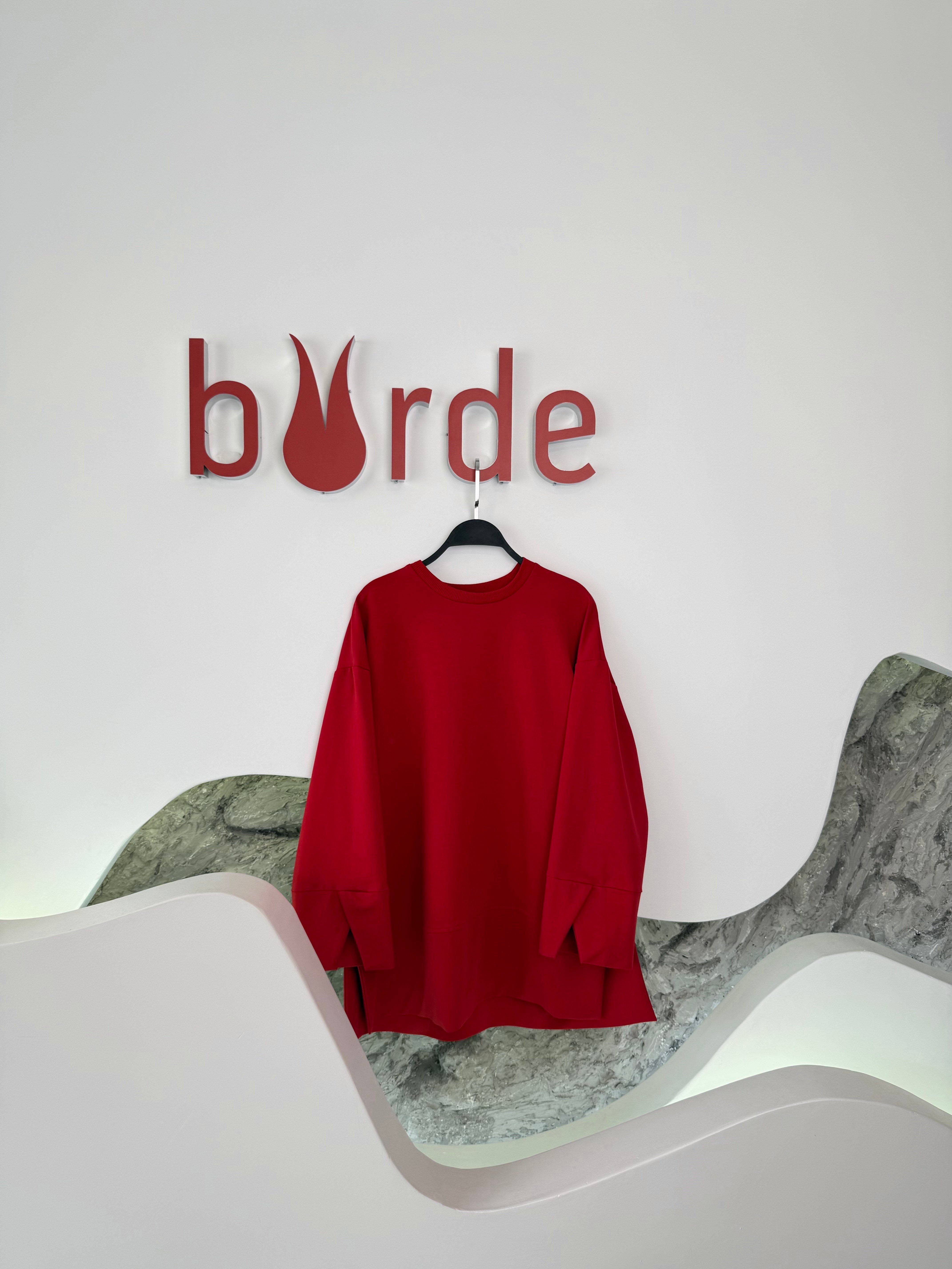 Kırmızı Renk Yandan Yırtmaçlı Basıc Sweatshirt