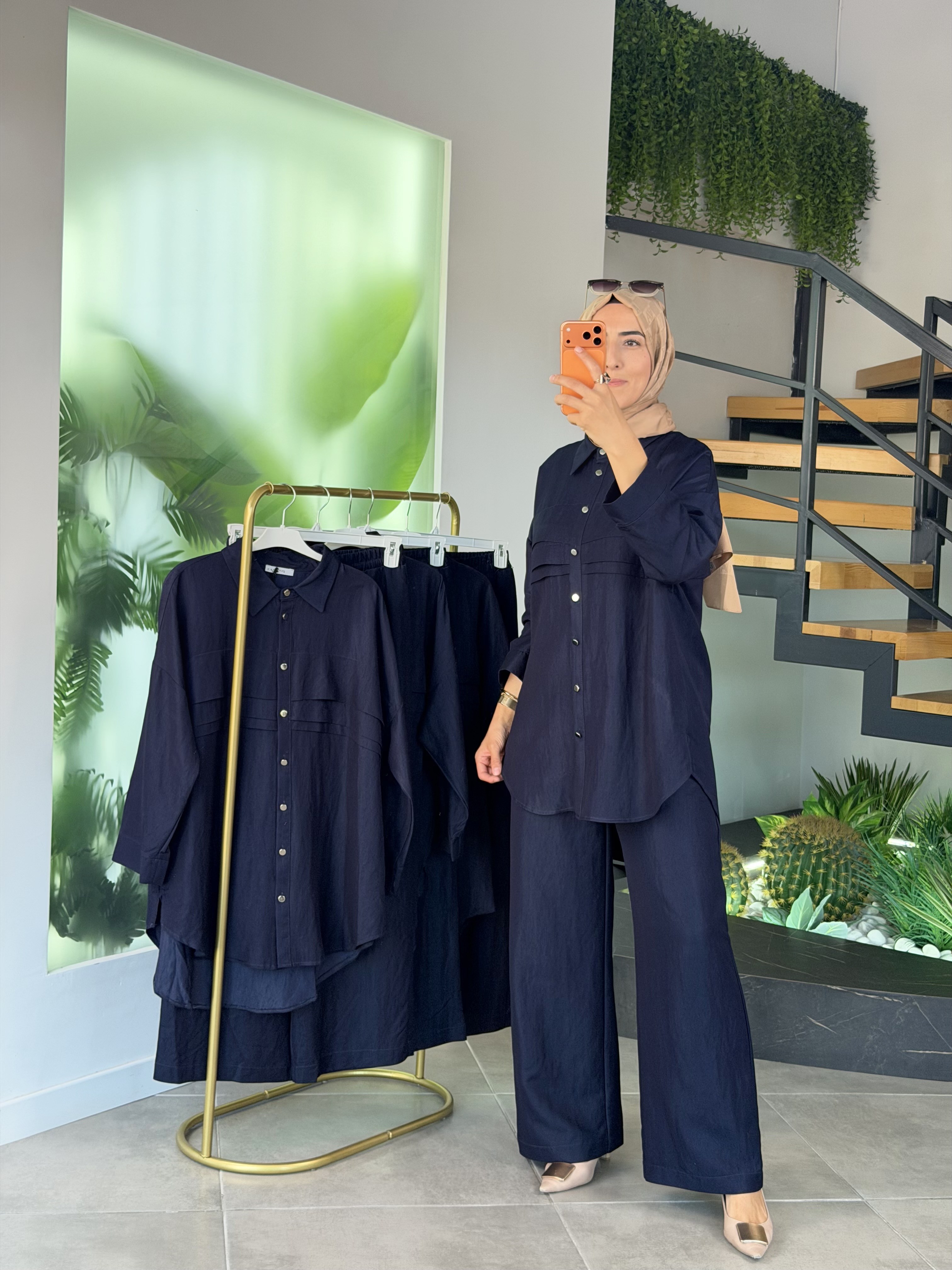 Lacivert Renk Ceketi Çıtçıtlı Ve Pile Detaylı Takım