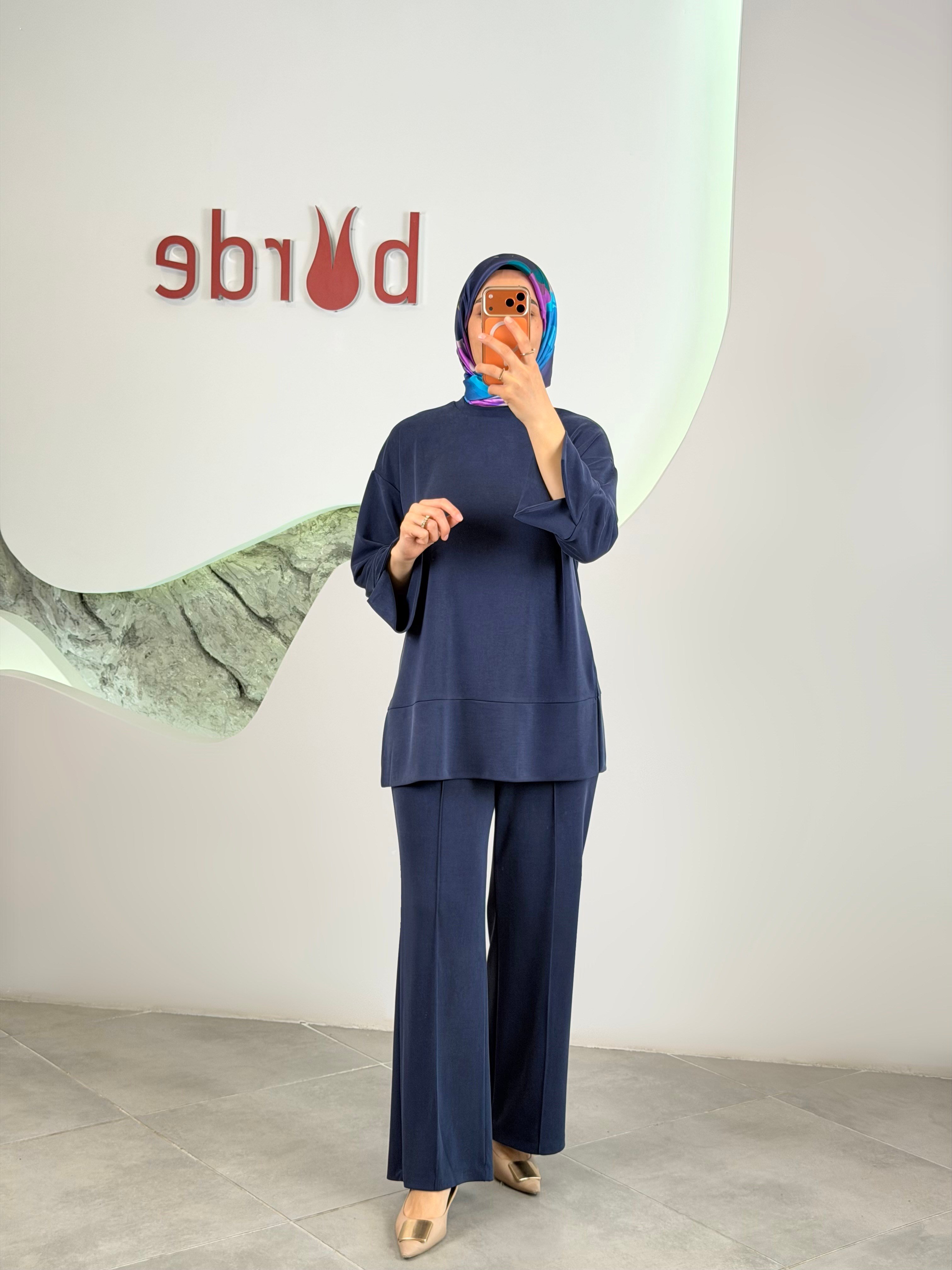Lacivert Renk Kolları Yırtmaçlı Pike Kumaşlı Takım