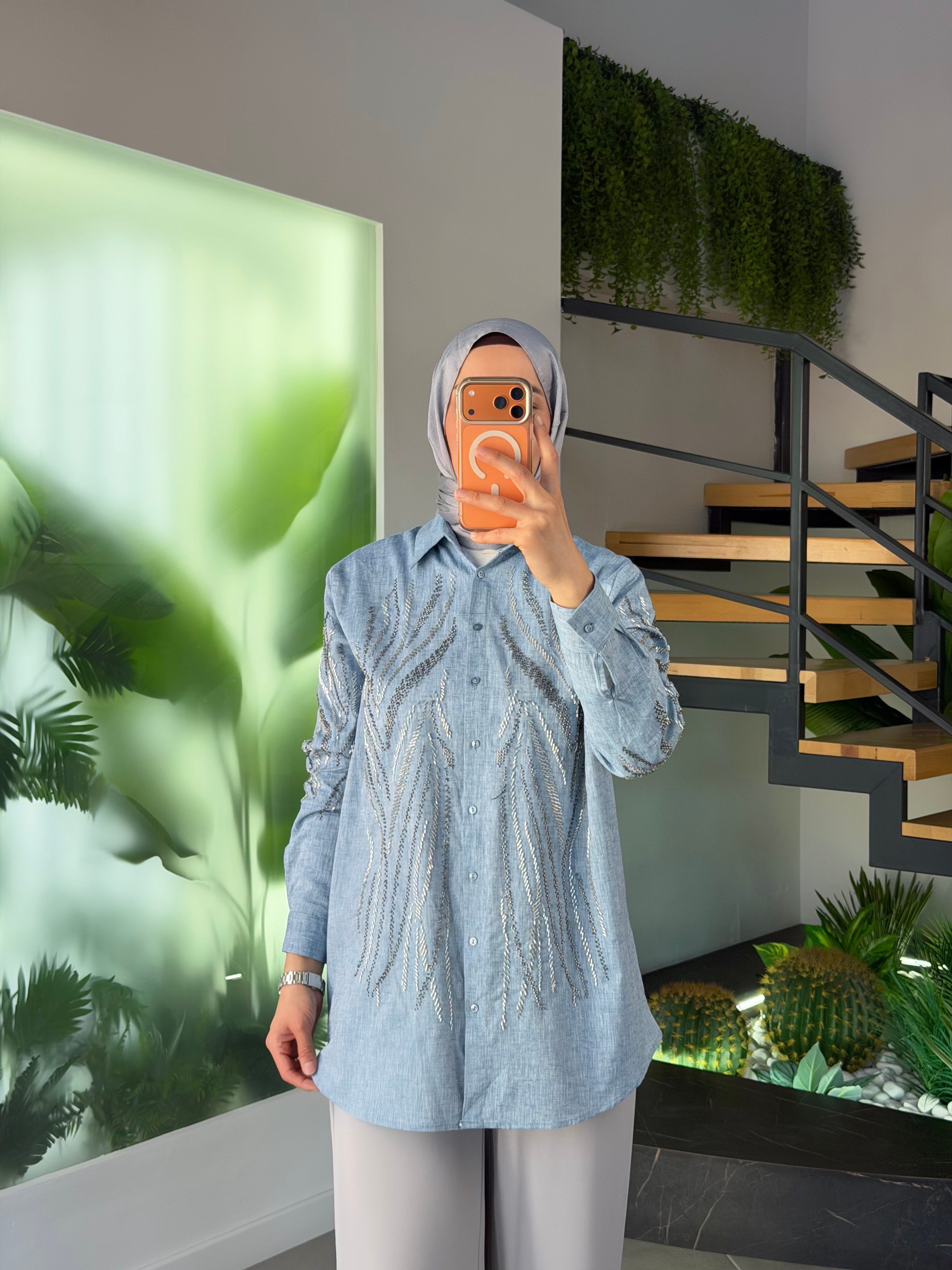 Mavi Renk Taş Boncuk İşlemeli Gömlek