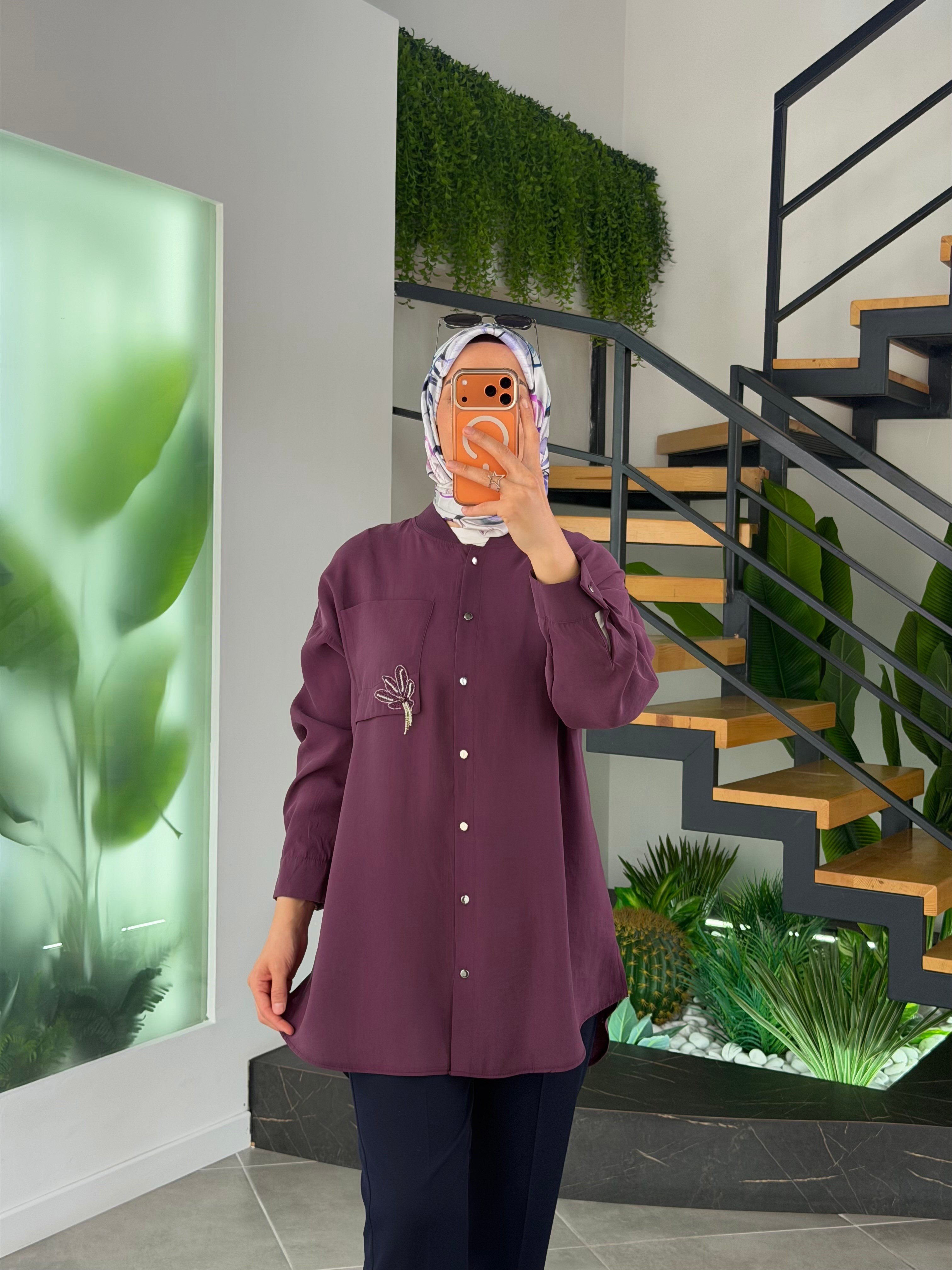 Mürdüm Renk Cebi Broş Detaylı Gömlek