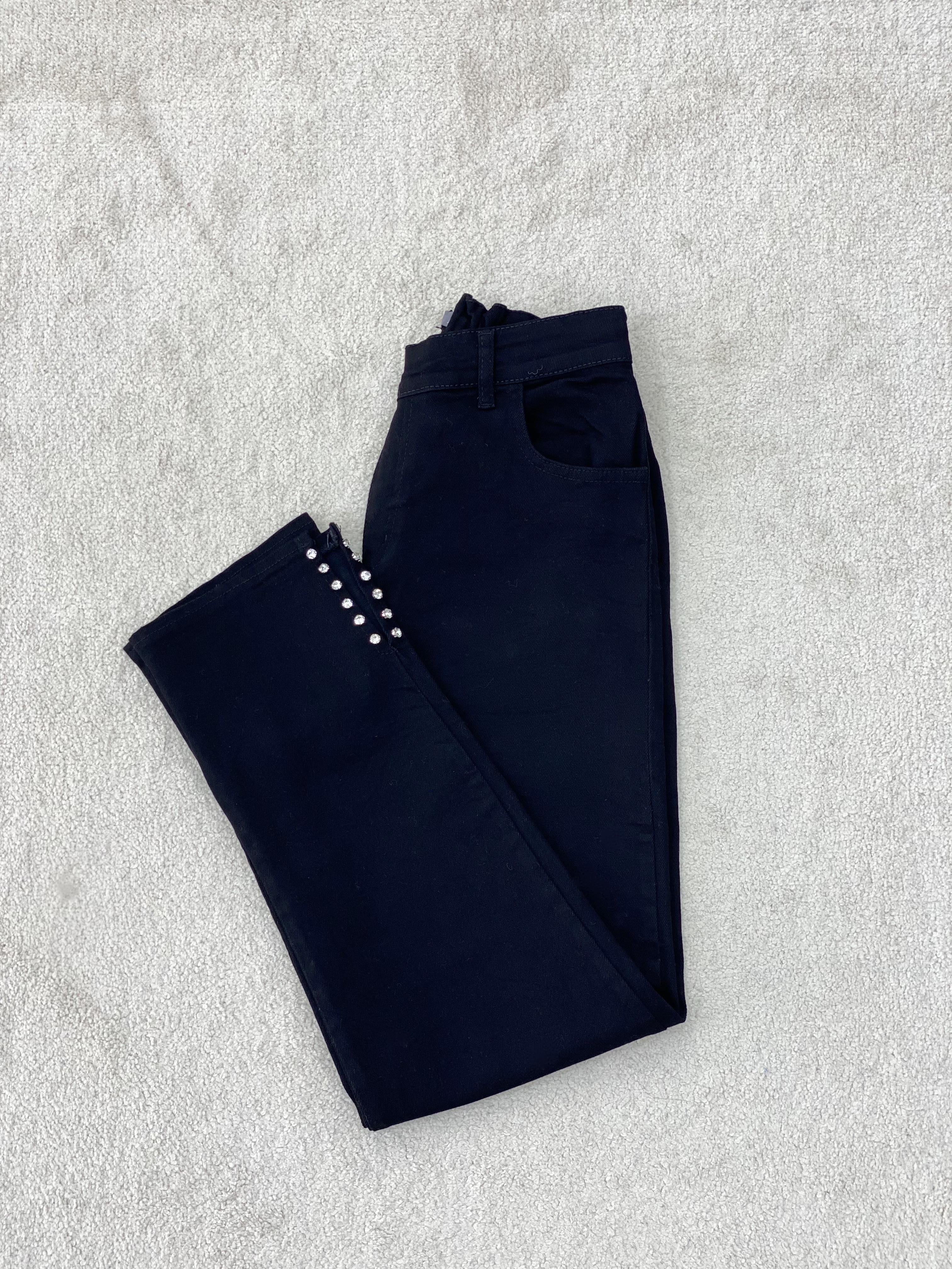 Paçası Yırtmaçlı ve Taş İşlemeli Jean Pantolon