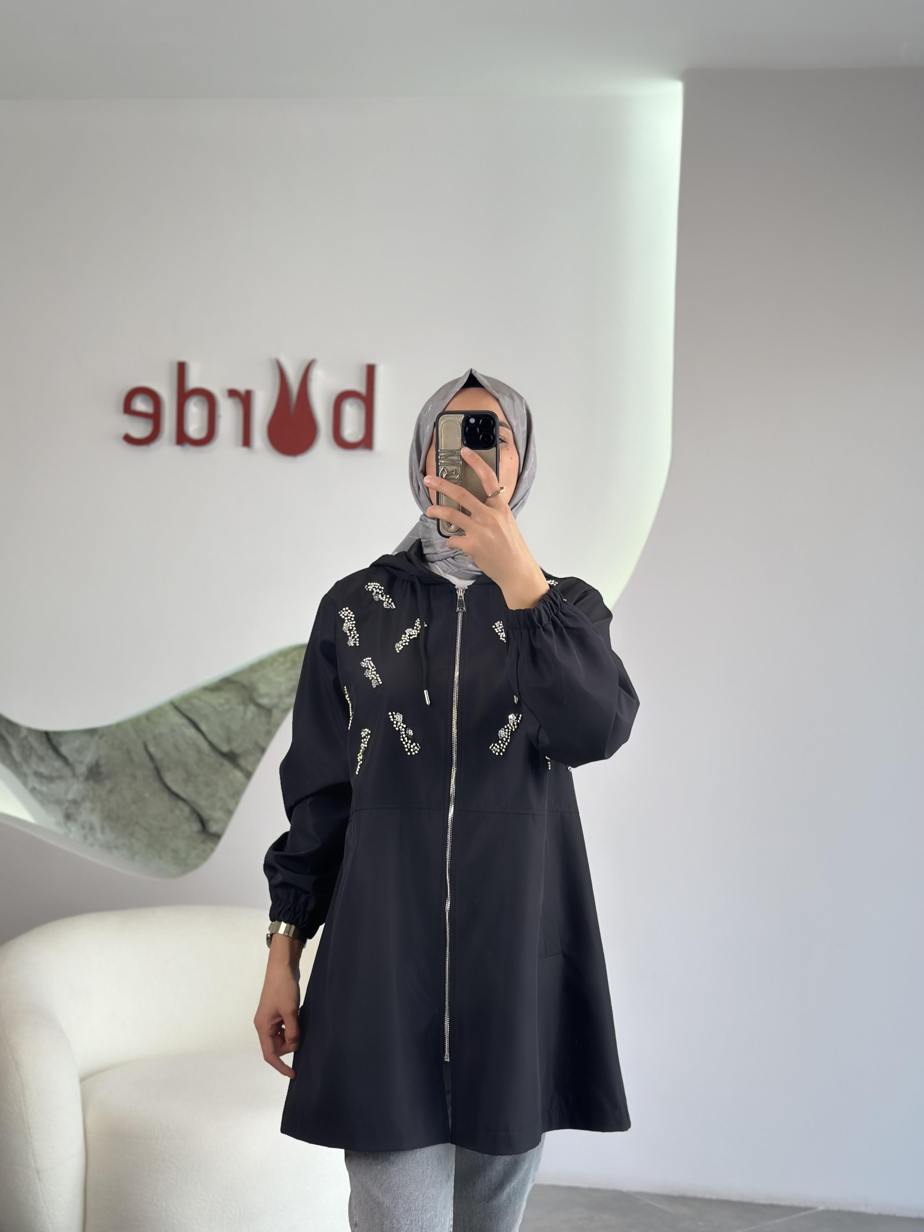 Siyah Renk Bondit Kumaşlı Taş İşlemeli Yağmurluk