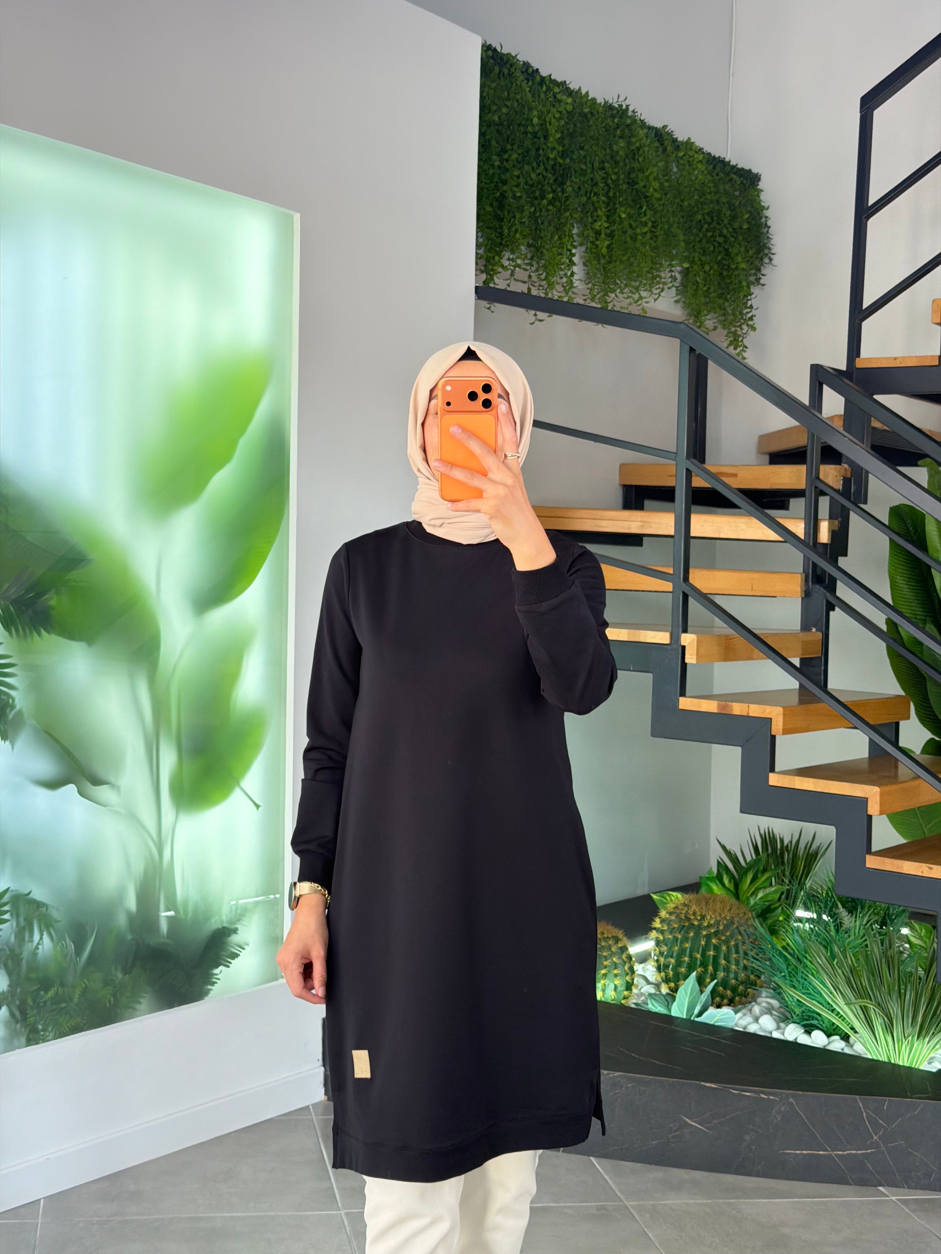 Siyah Renk Etiket Detaylı Tunik
