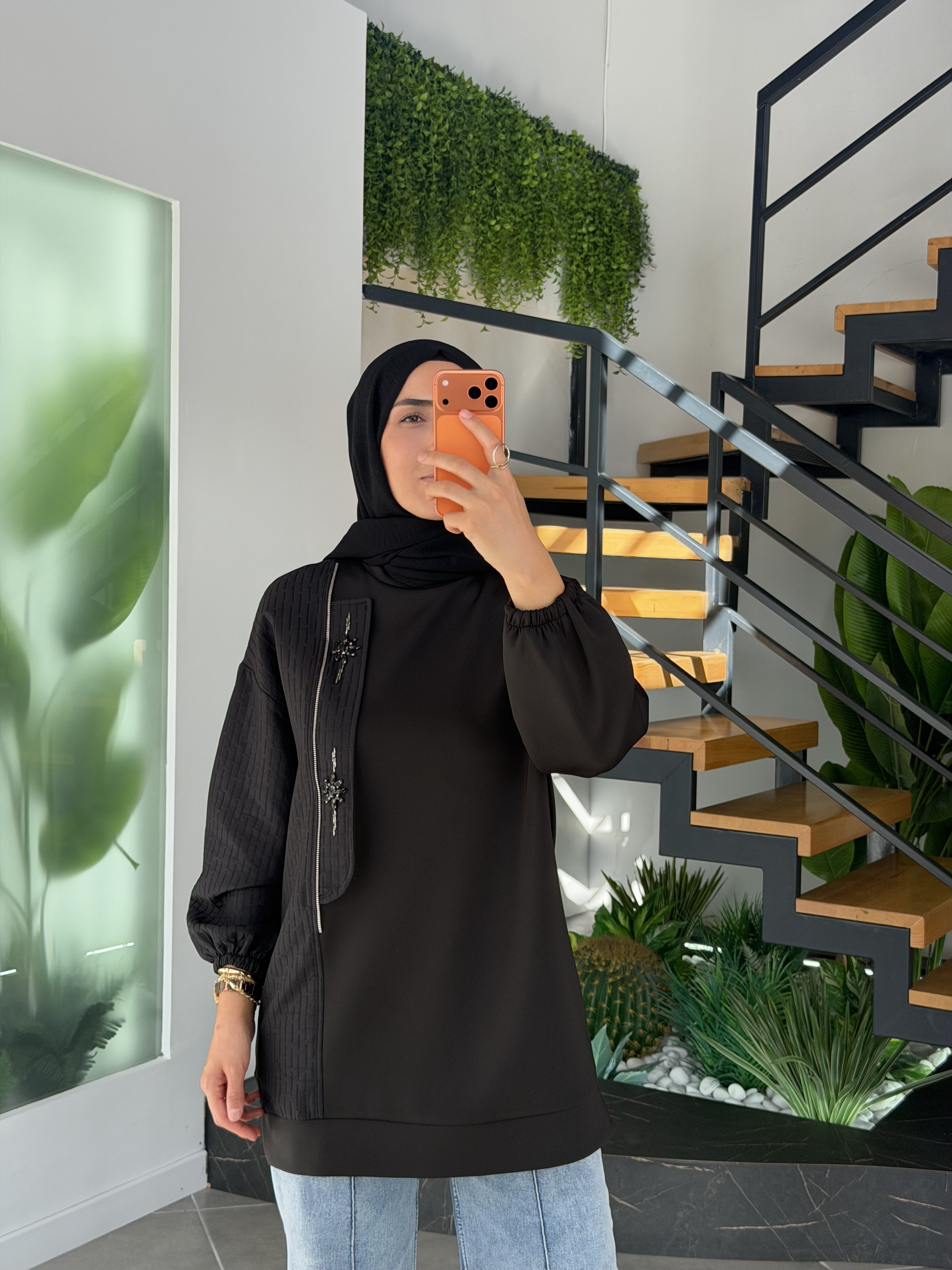 Siyah Renk Fermuar Ve Boncuk Detaylı Sweatshirt