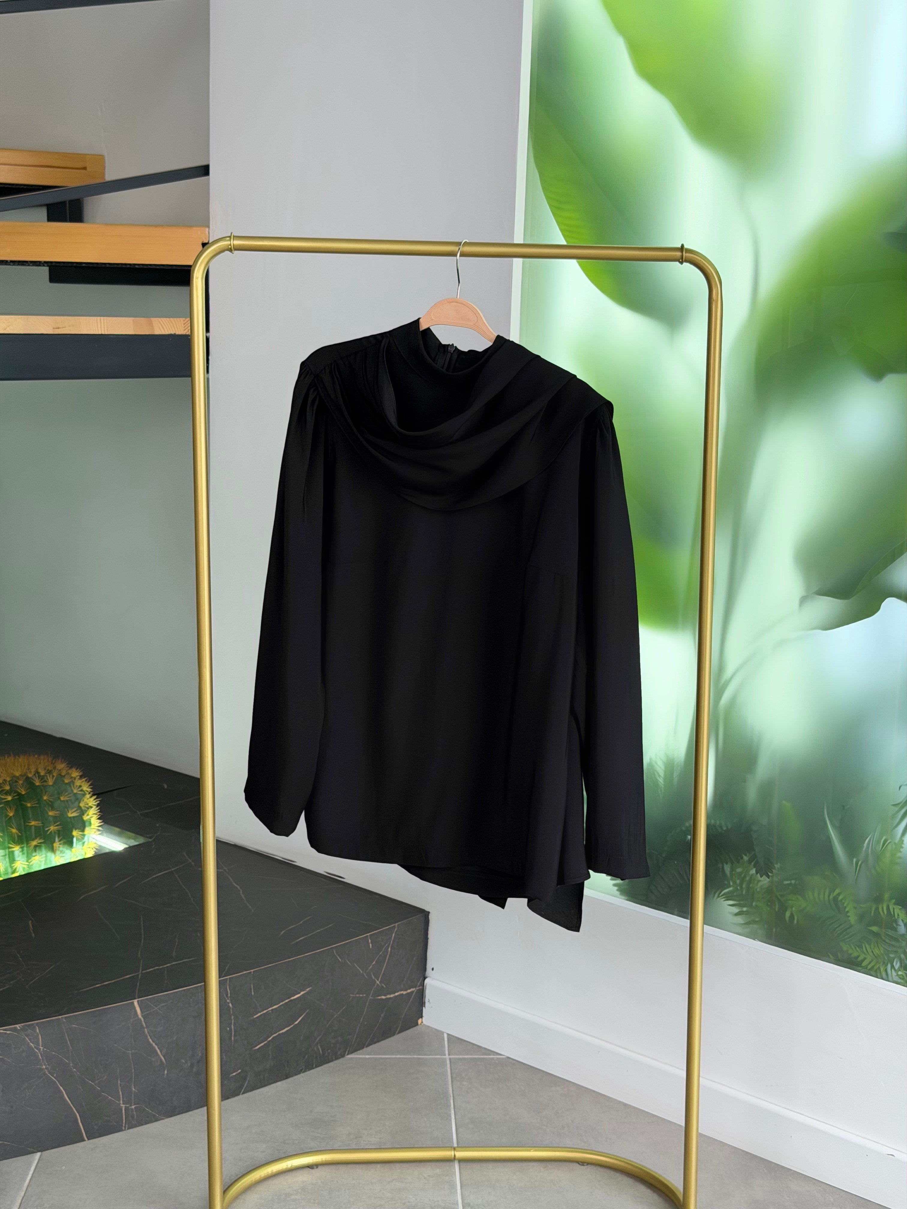 Siyah Renk Fular Detaylı Bluz