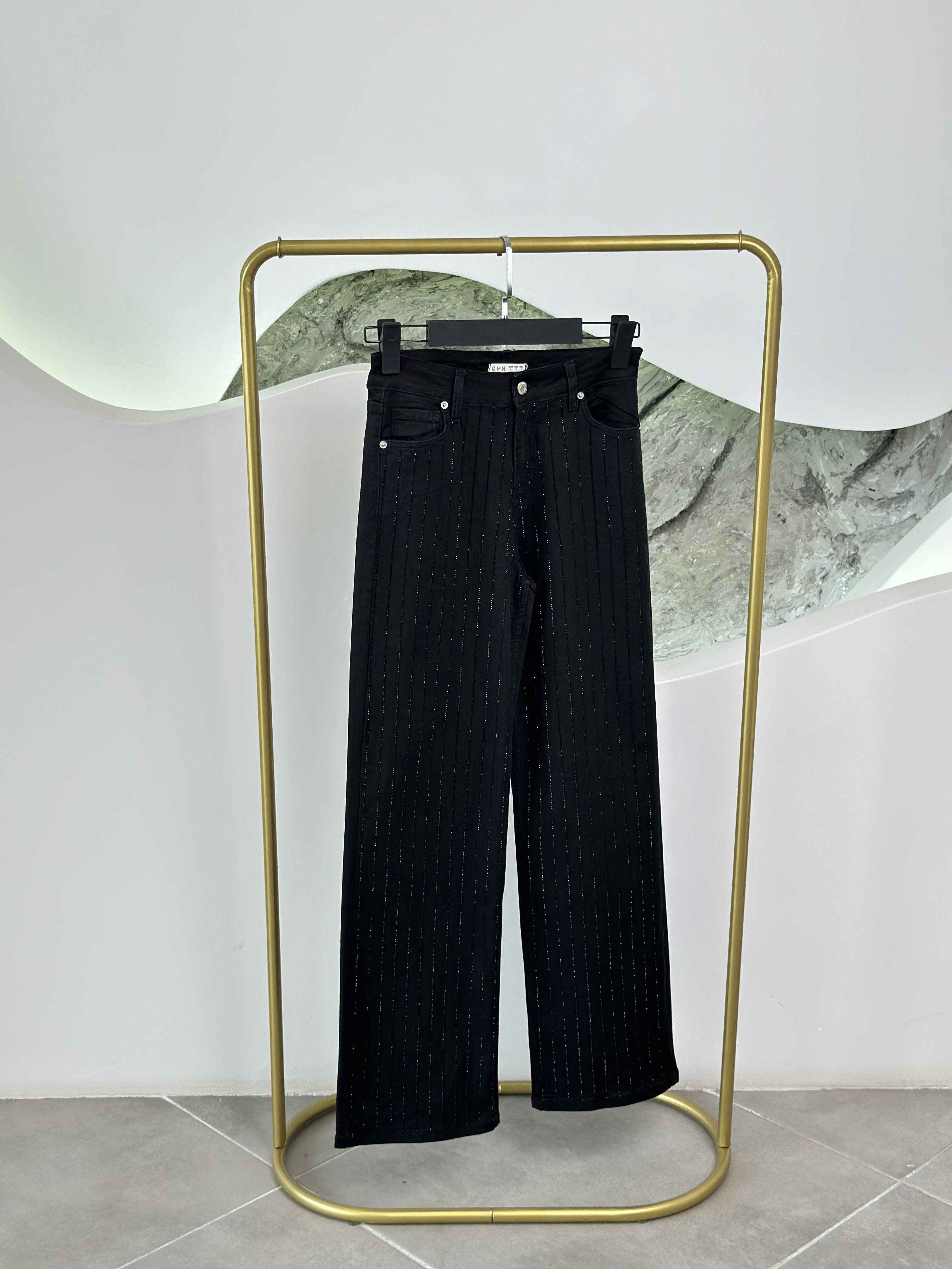 Siyah Renk Serpme Taşlı Kadın Jean