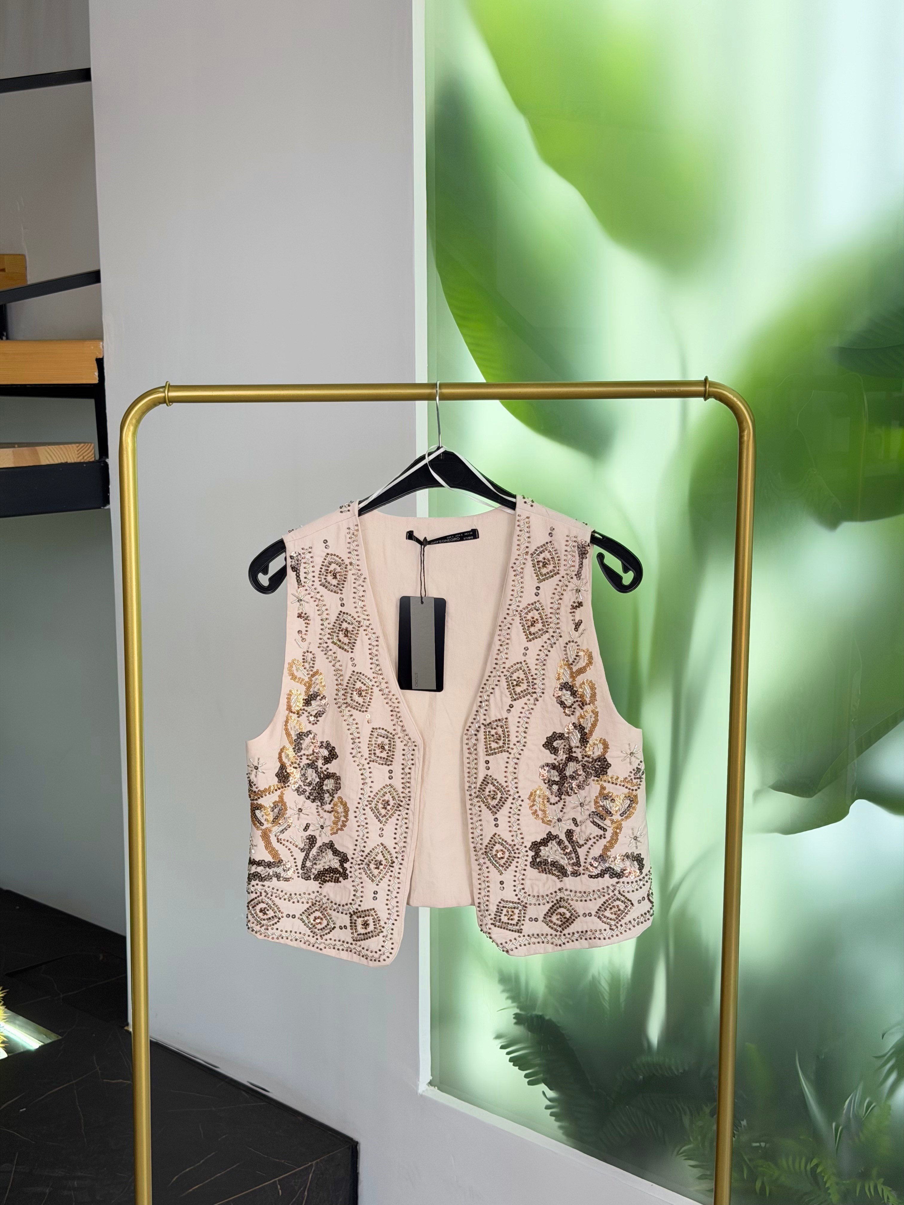 Taş Renk  Boncuk Ve Pulet İşlemeli Yelek