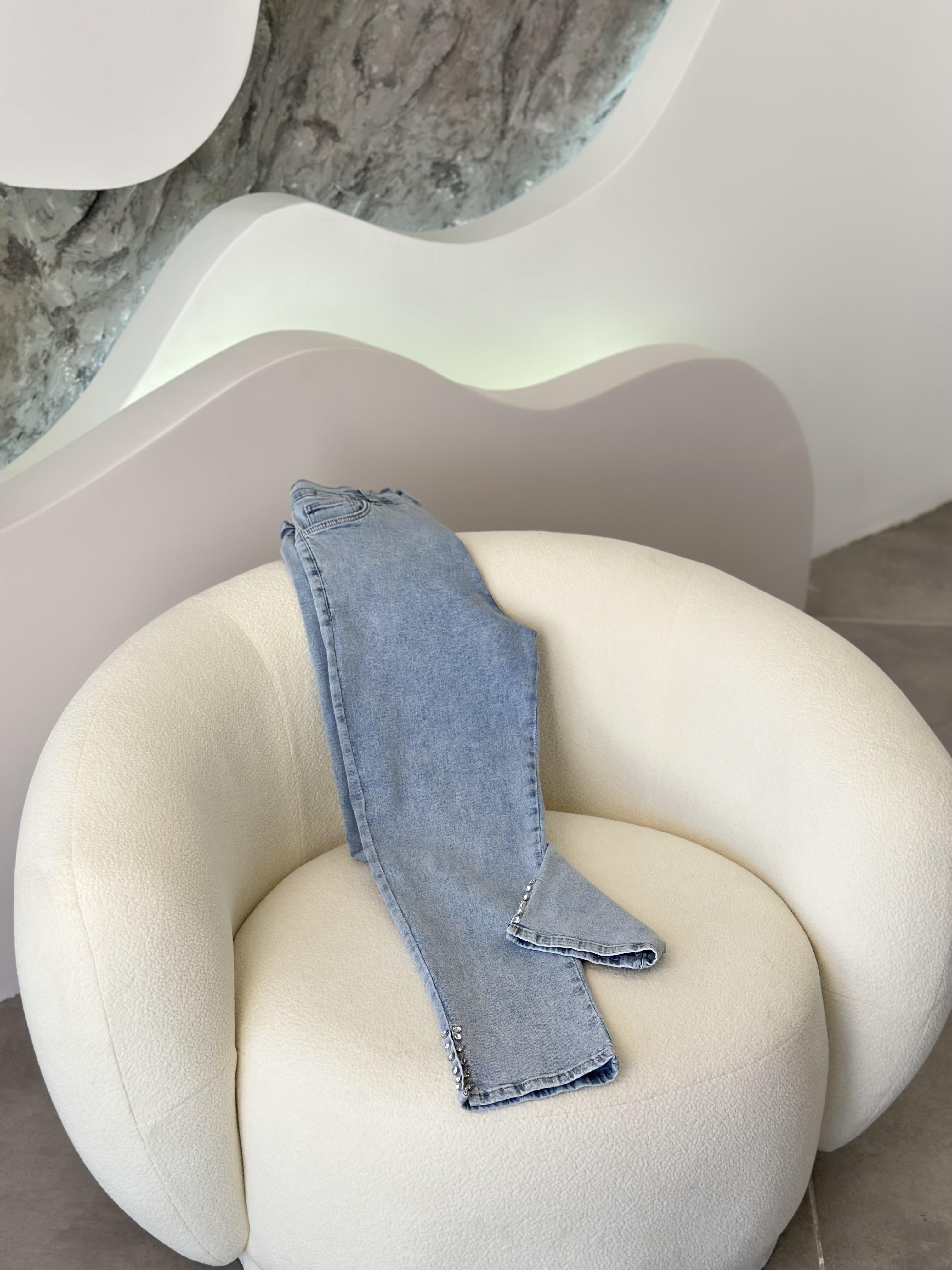 Yanı Yırtmaçlı Taşlı Açık Mavi Renk Kadın Jean