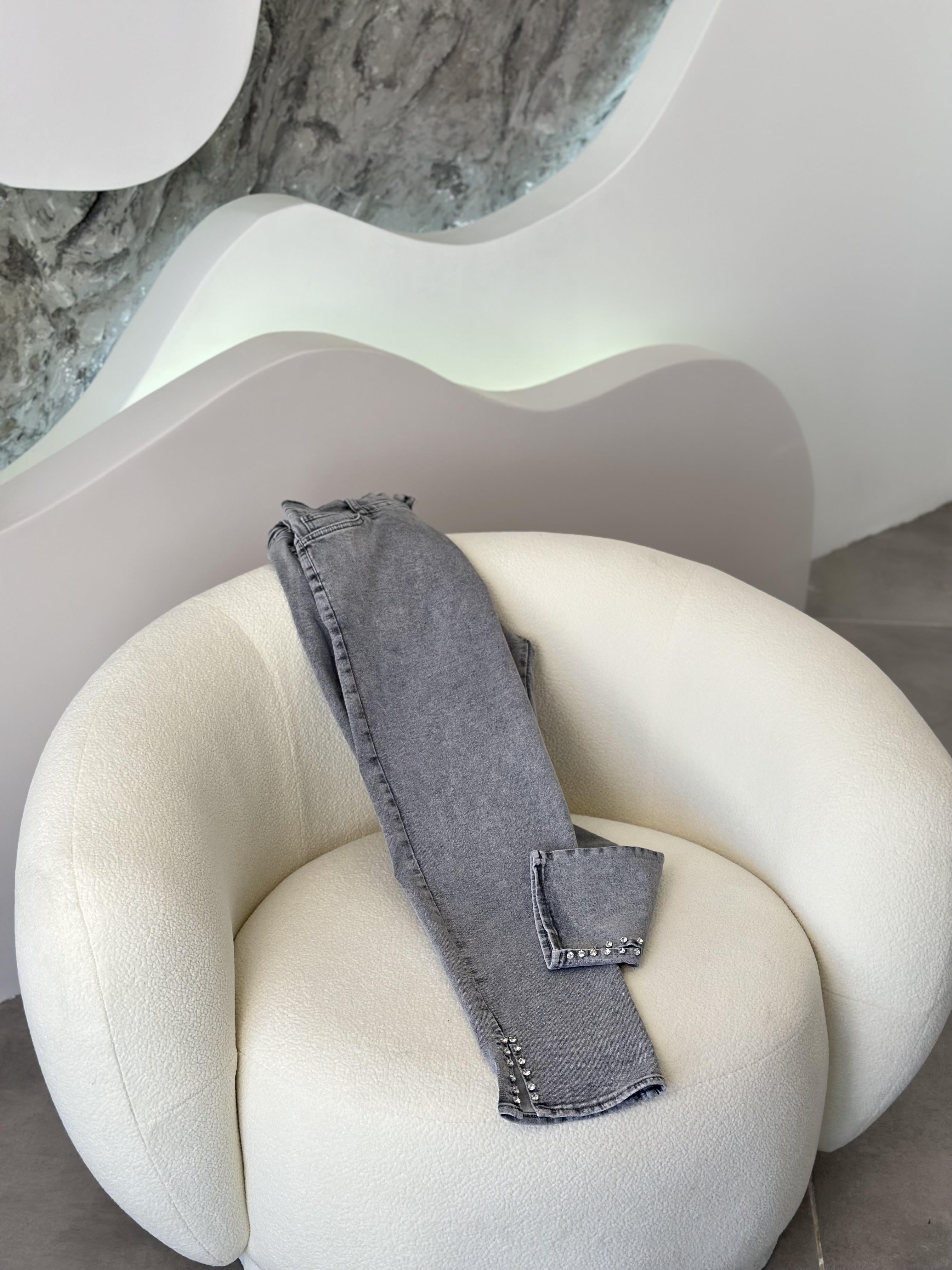 Yanı Yırtmaçlı Taşlı Gri Renk Kadın Jean 