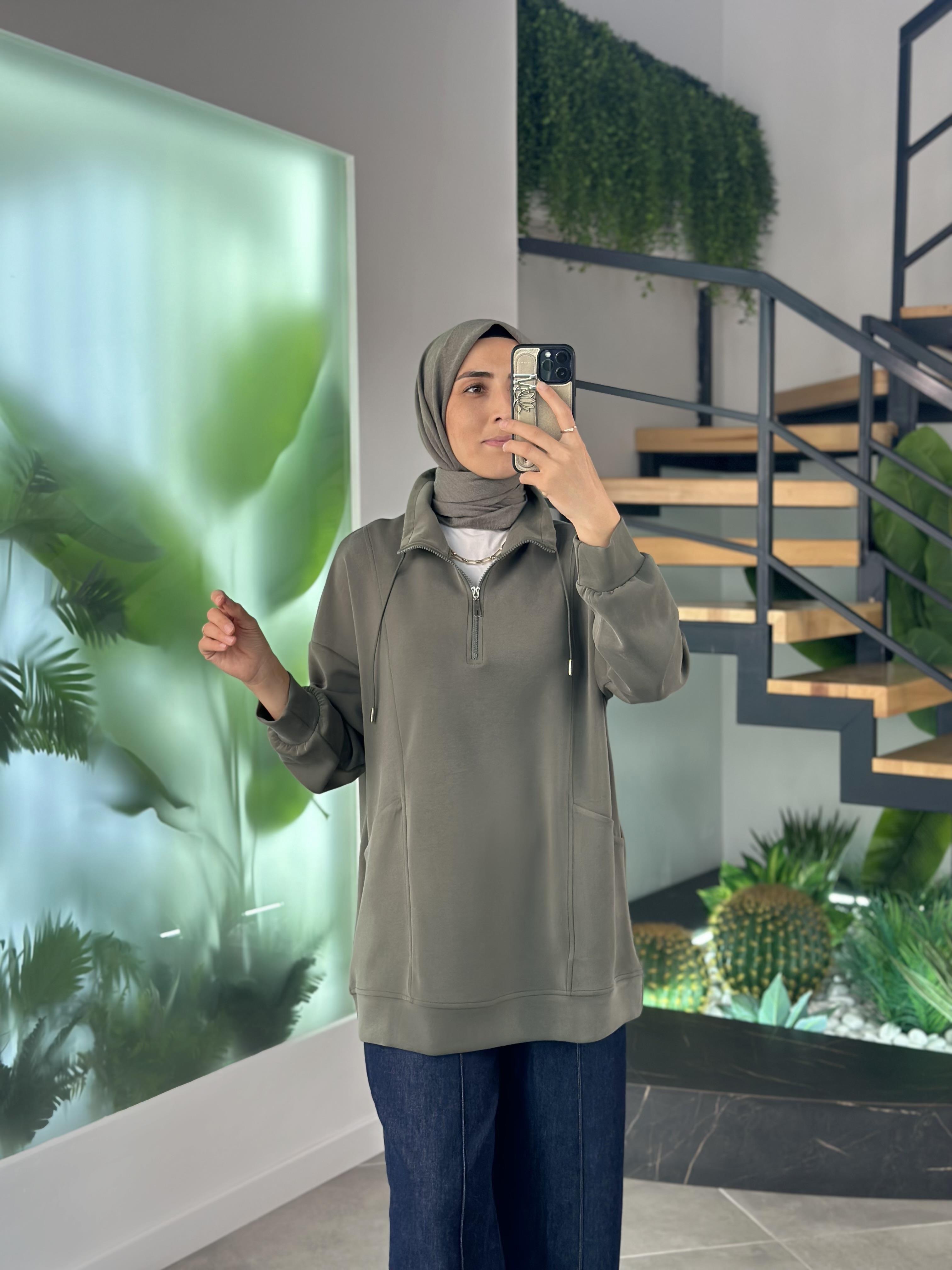 Yüksek Yakalı Cepli S-Shırt