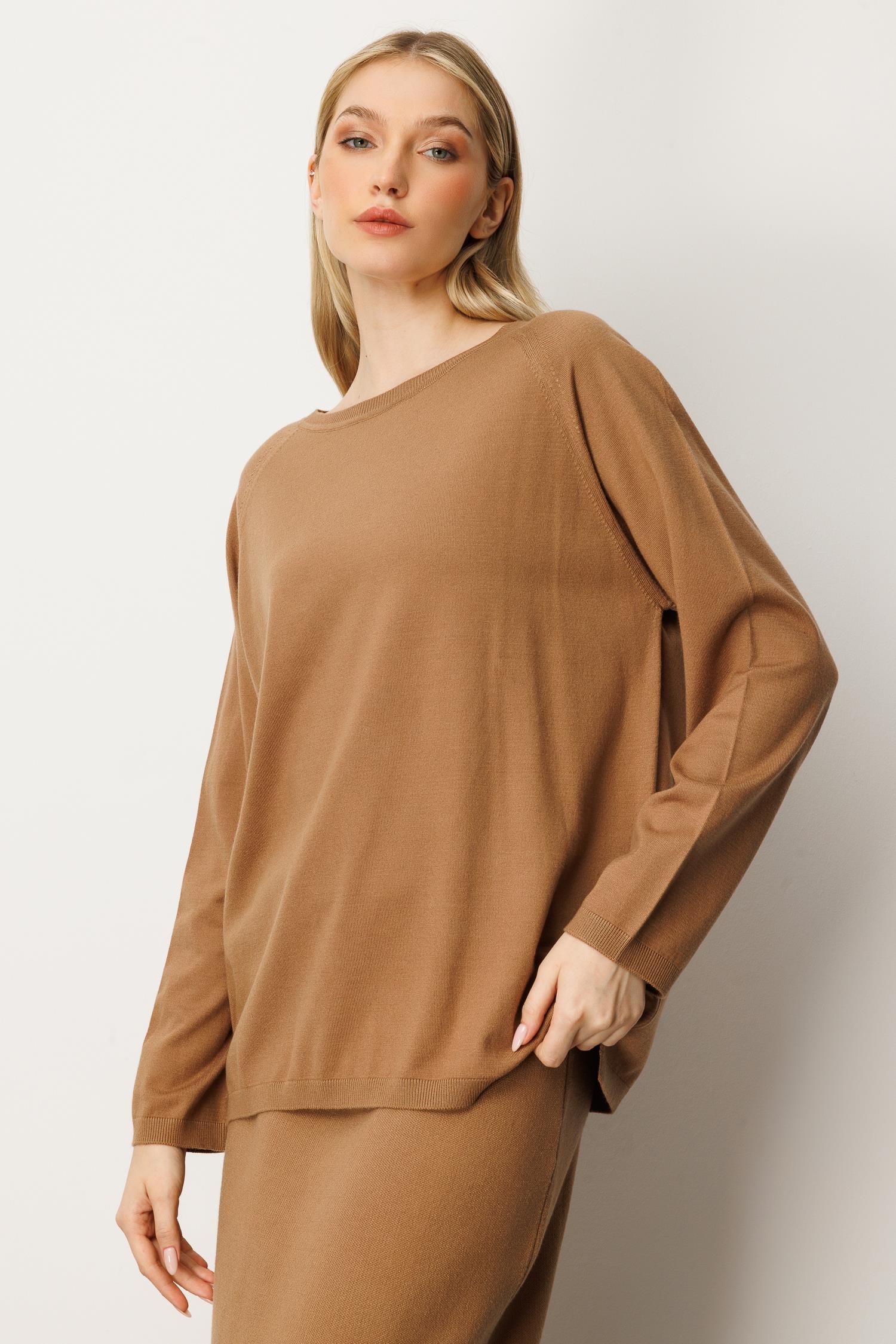 Mutlu Ertan Kadın Yanları Yırtmaçlı Sıfır Yaka Triko Bluz Camel 20253
