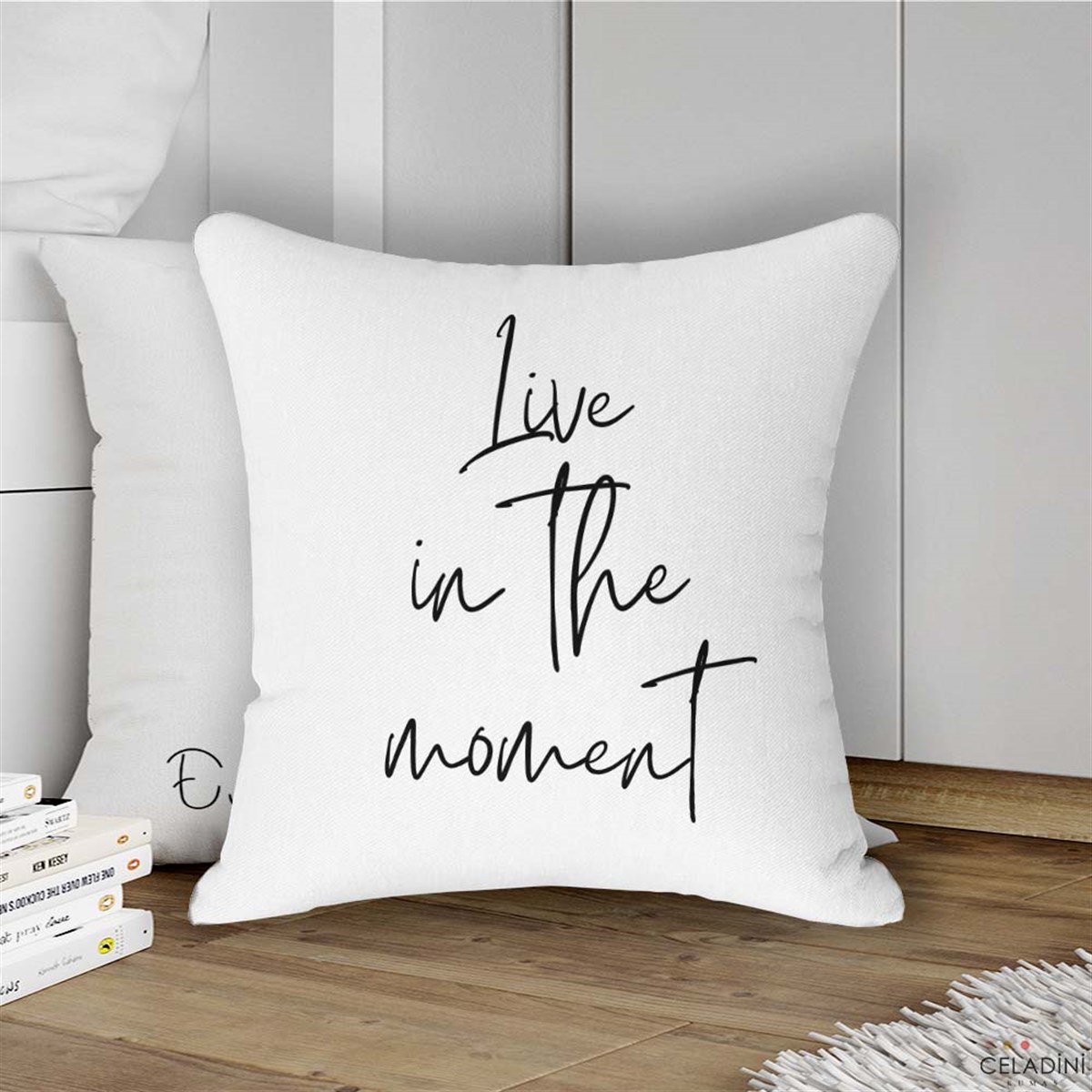 Live in The Moment Yazılı Kırlent Kumaşı