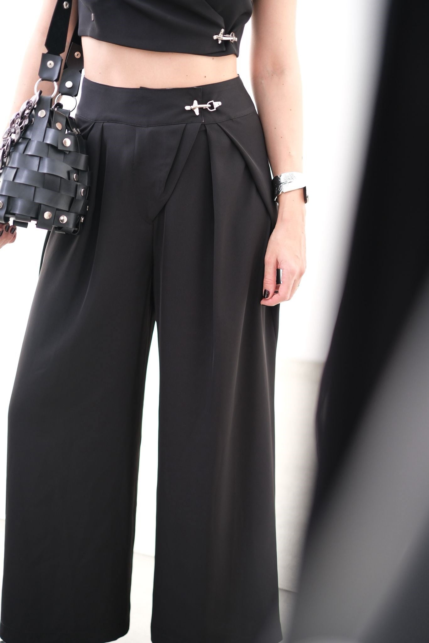 BLACK MUSE KEMER DETAYLI SİYAH PANTOLON