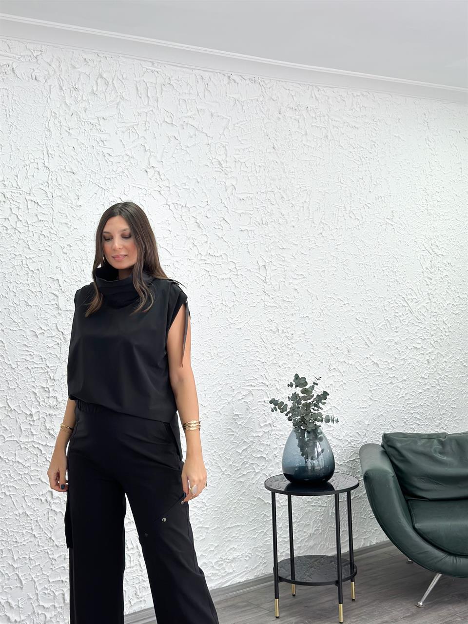 FOREA OMUZ DETAYLI SİYAH BLUZ