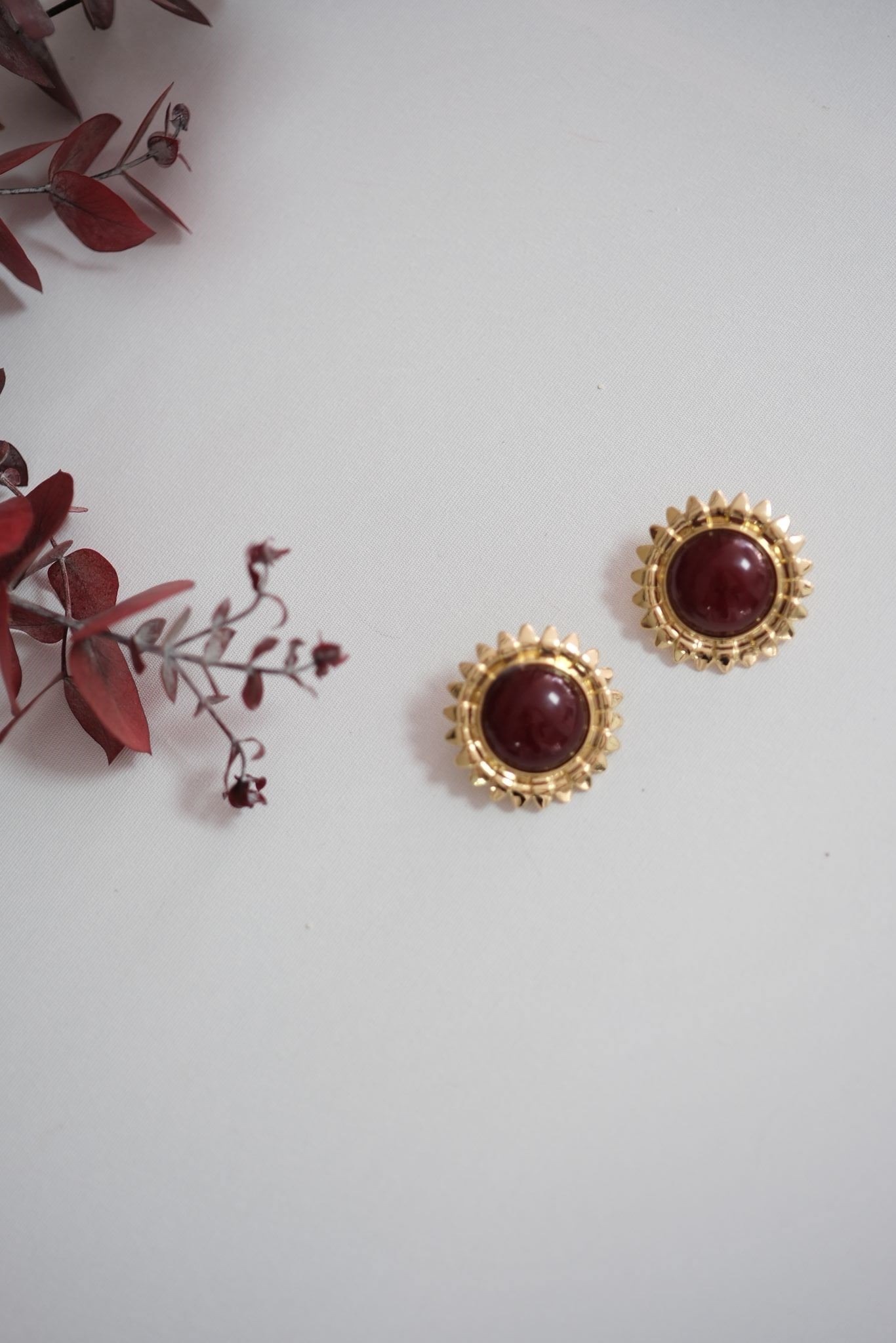 GOLD ÇİÇEK FORMDA İÇİ BORDO KÜPE