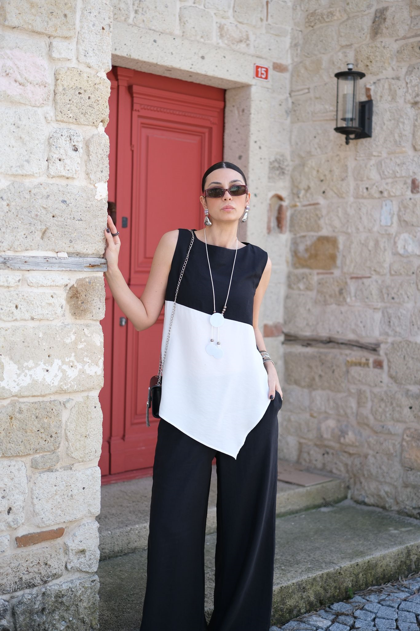 LUNE BLOOM SİYAH BEYAZ KOLYELİ BLUZ