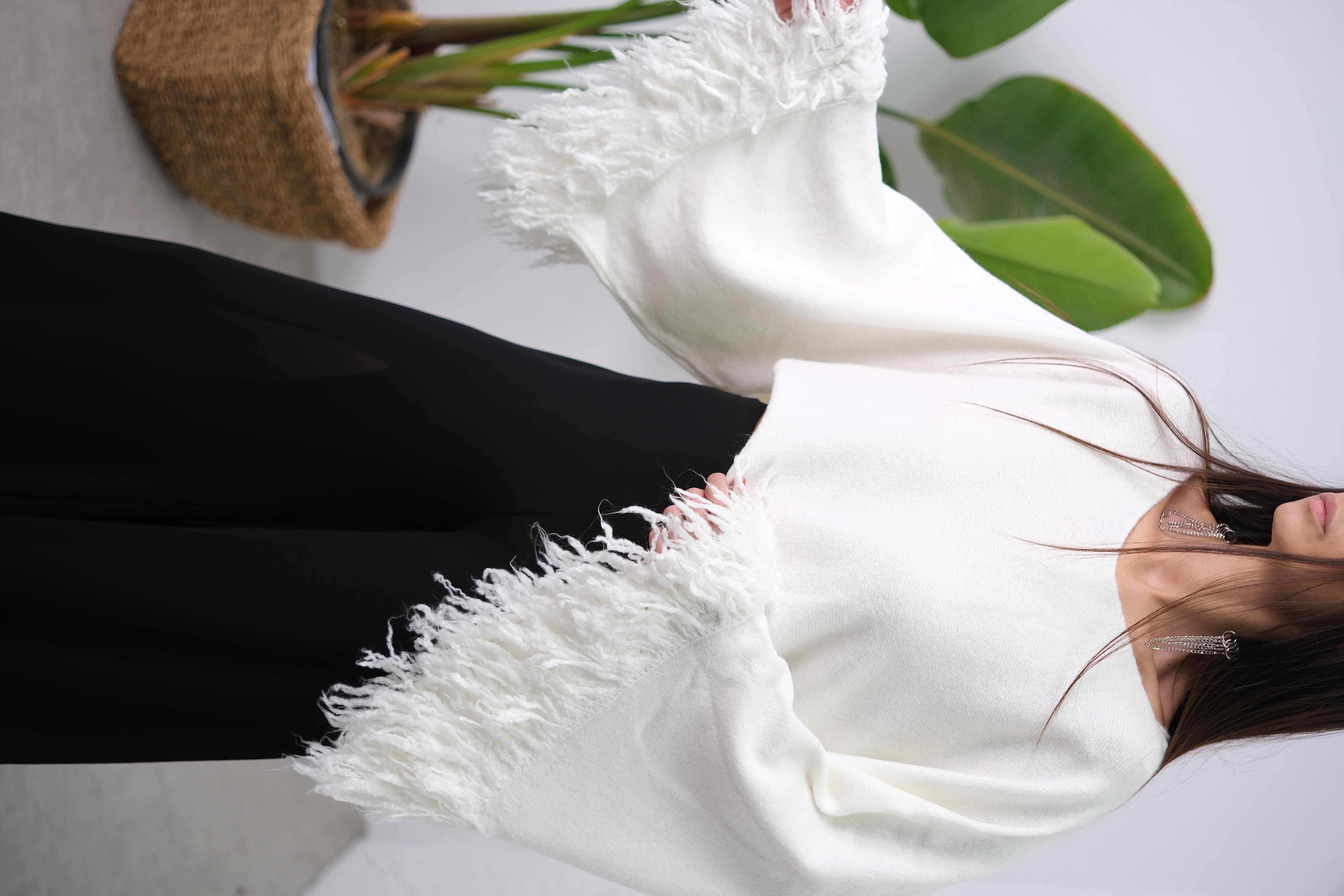 ORTA KOL DETAYLI BEYAZ BLUZ