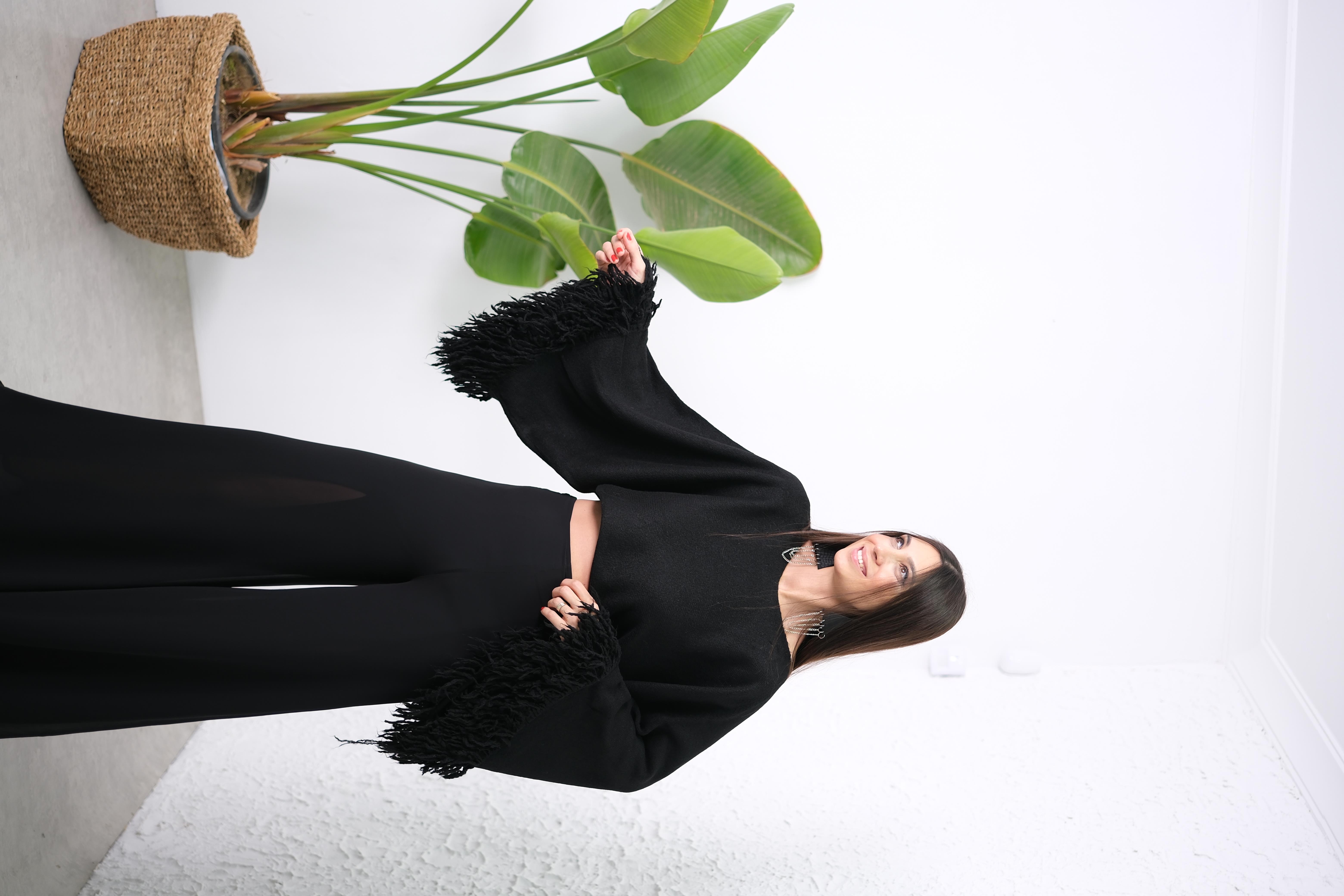 ORTA KOL DETAYLI SİYAH BLUZ