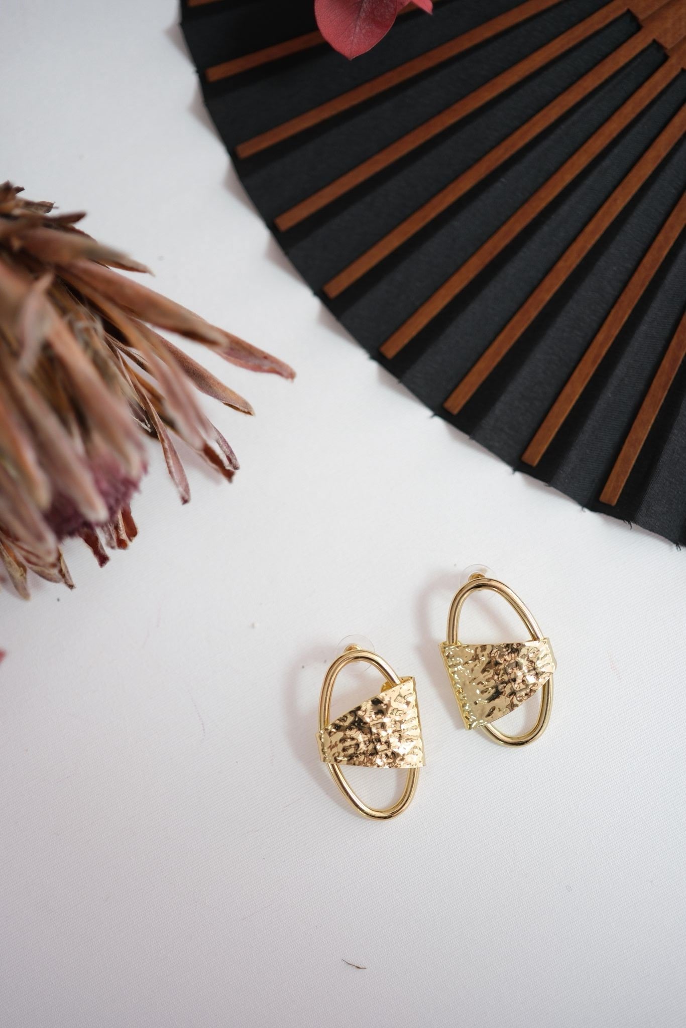 ORTASI PLAKALI ELİPS FORM GOLD KÜPE