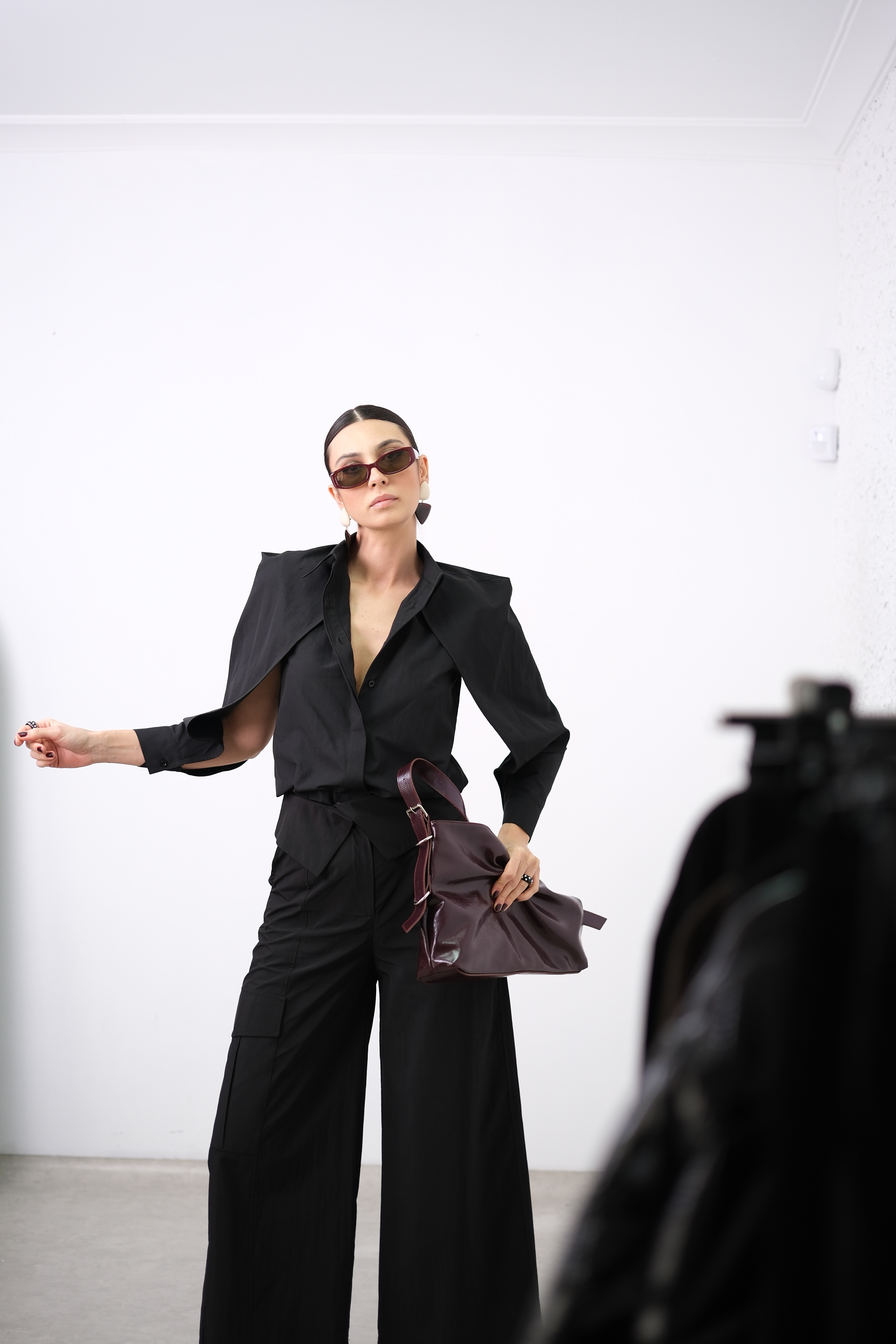 PENA KOL DETAYLI TASARIM SİYAH GÖMLEK