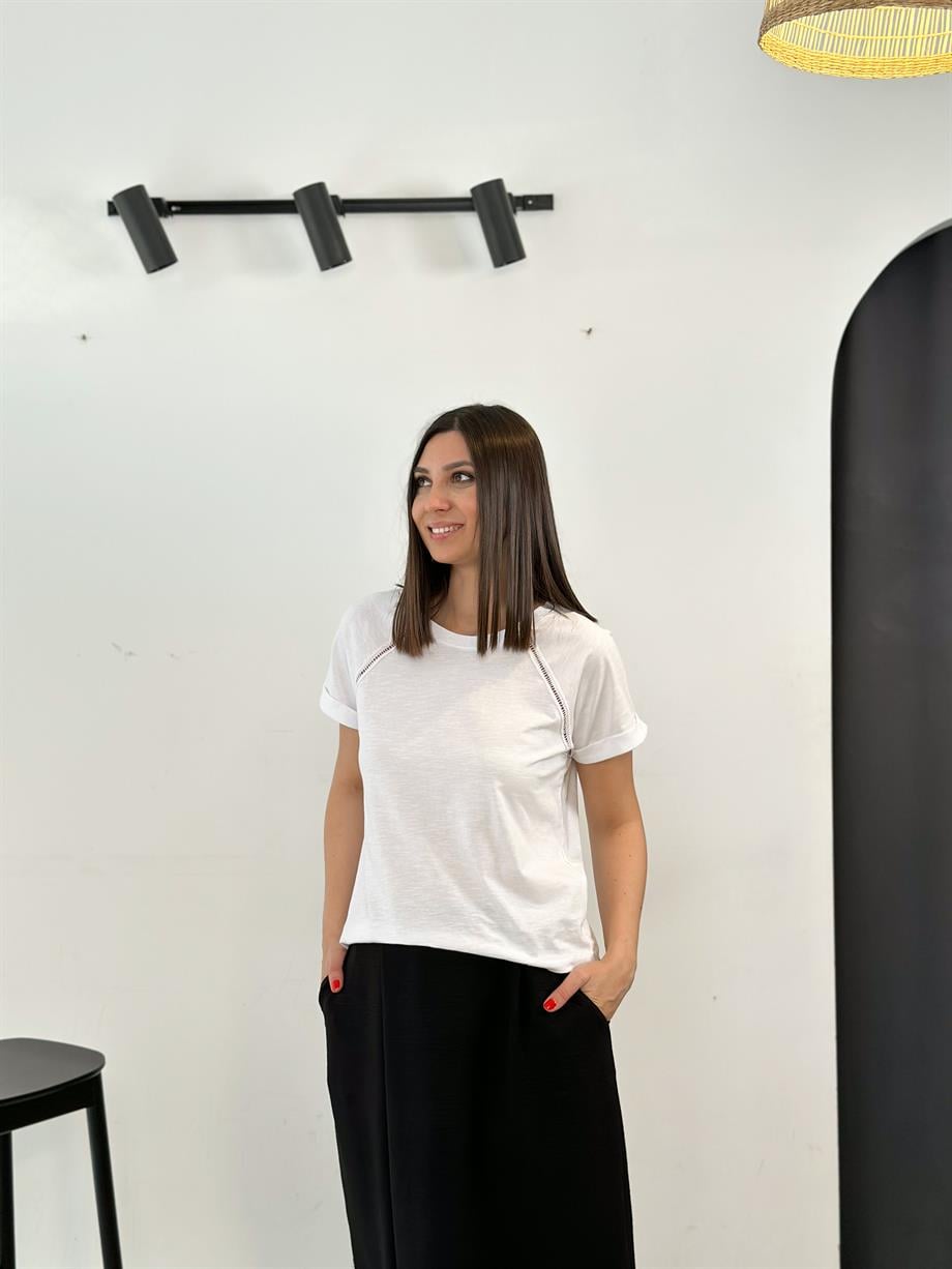 PETRA OMUZ DETAYLI BEYAZ TSHIRT