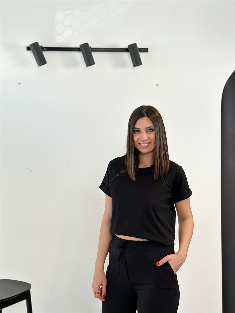 PETRA OMUZ DETAYLI SİYAH TSHIRT