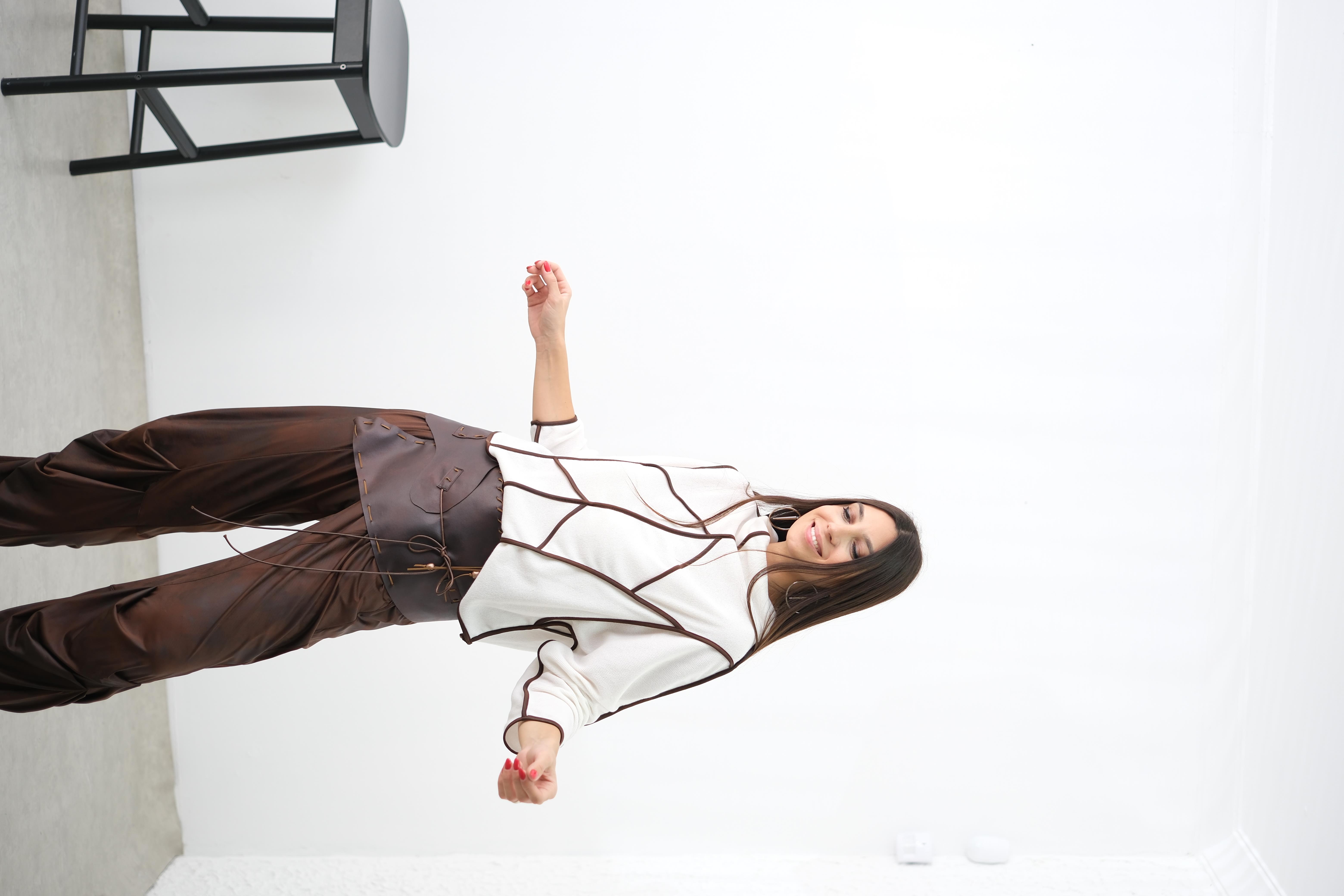 BALİ DERİ ŞERİTLİ BEYAZ BLUZ