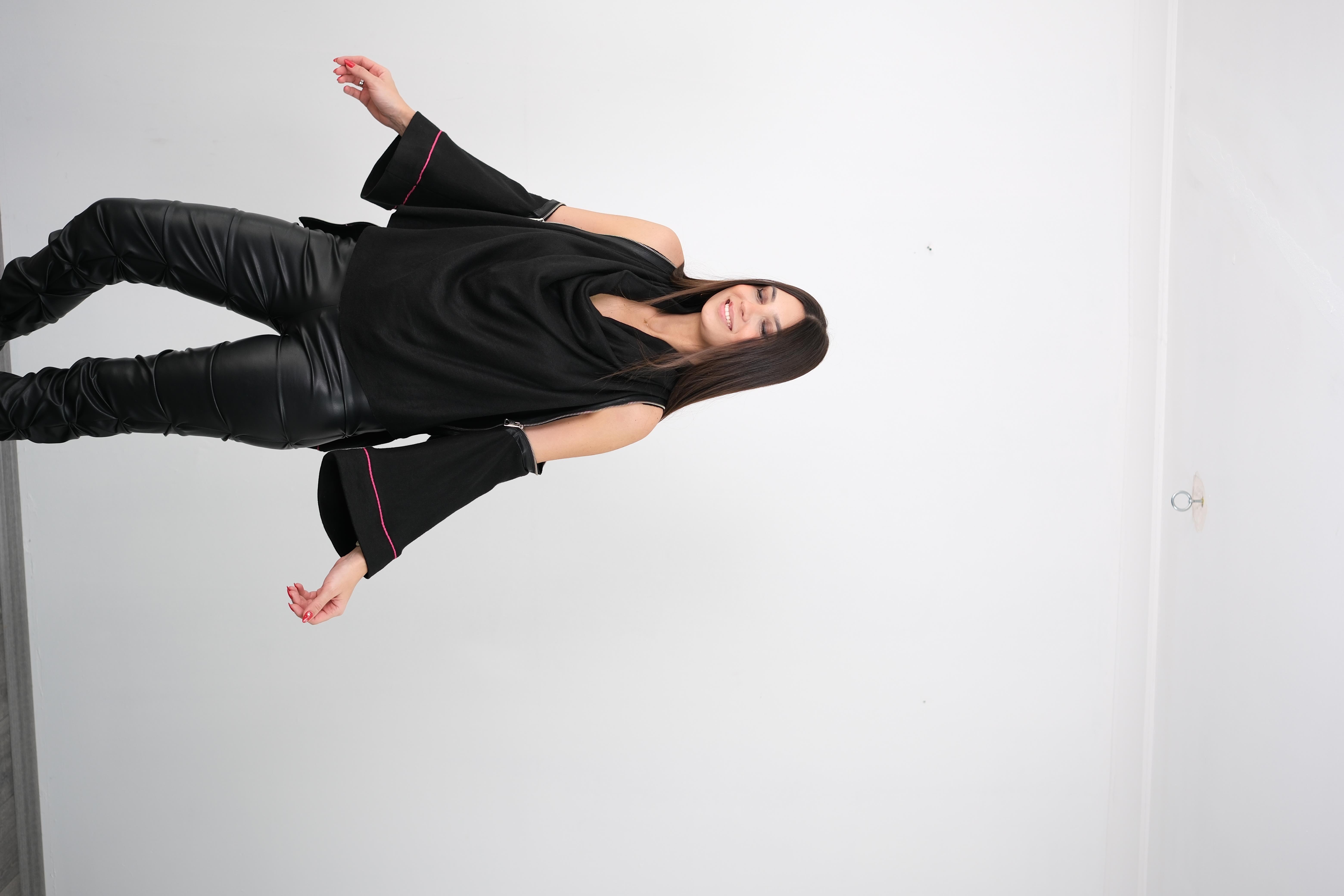 BARRİ OMUZ DETAYLI SİYAH BLUZ