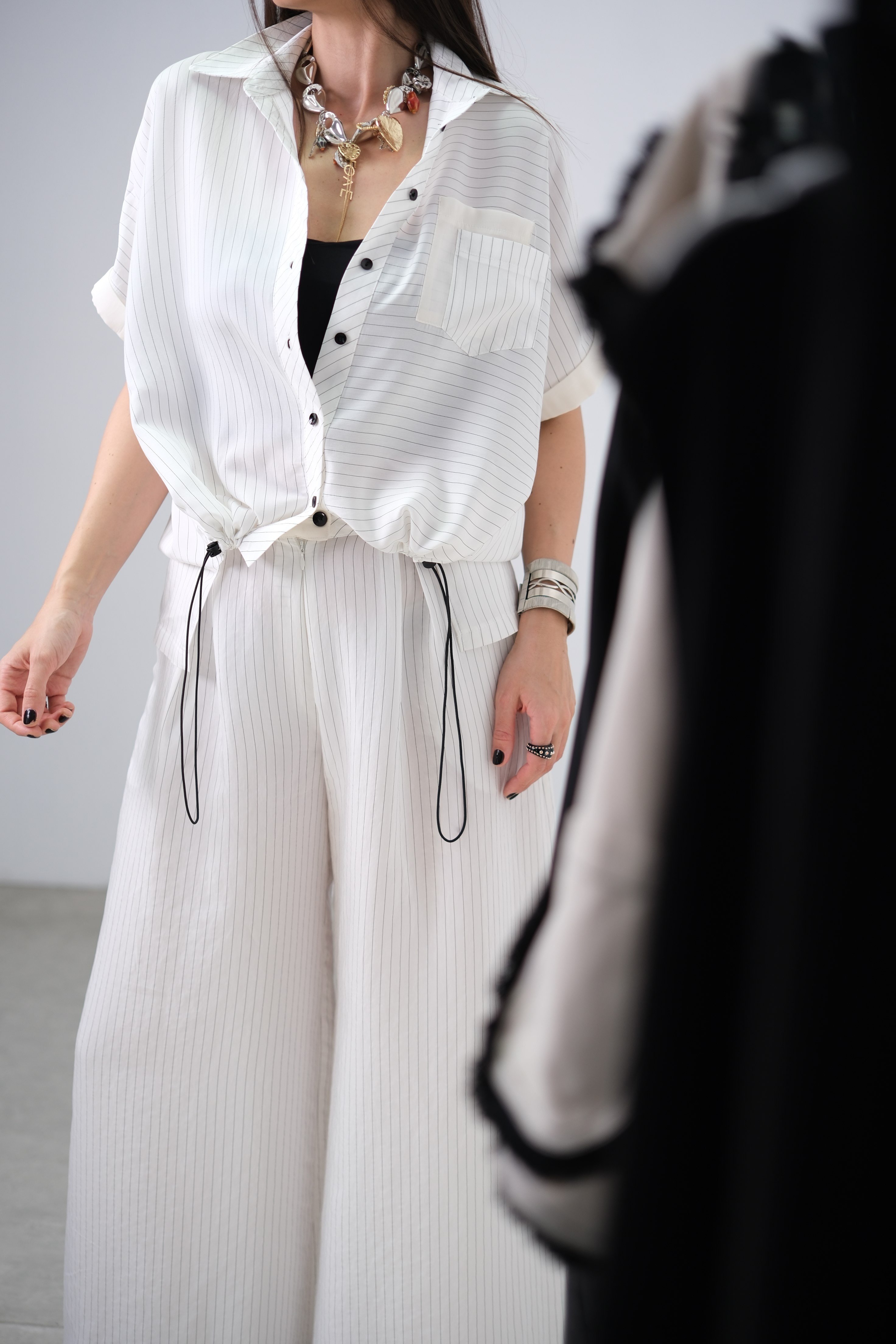 BLACK MUSE ÇİZGİLİ BEYAZ GÖMLEK