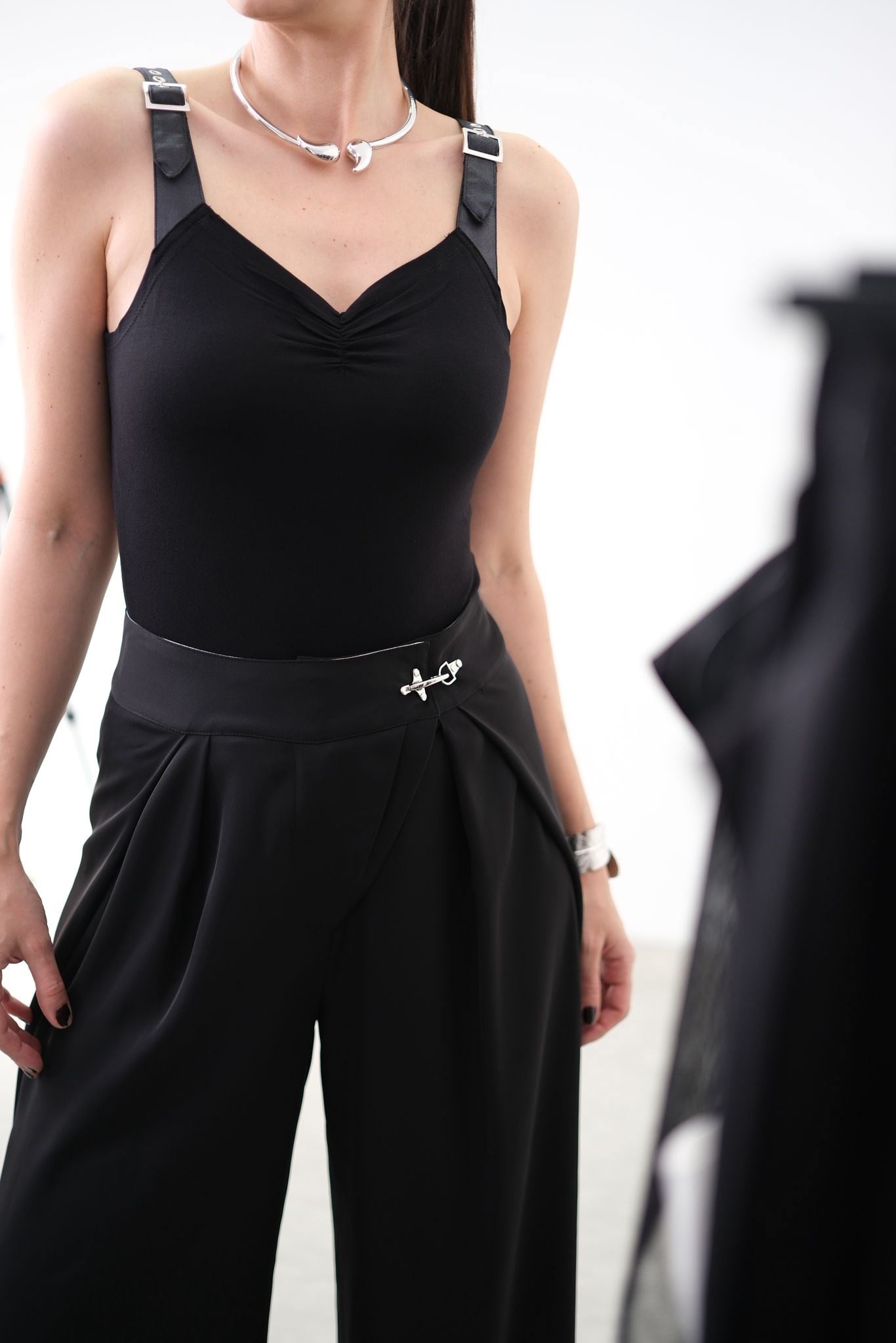 BLACK MUSE DERİ ASKILI SİYAH BLUZ