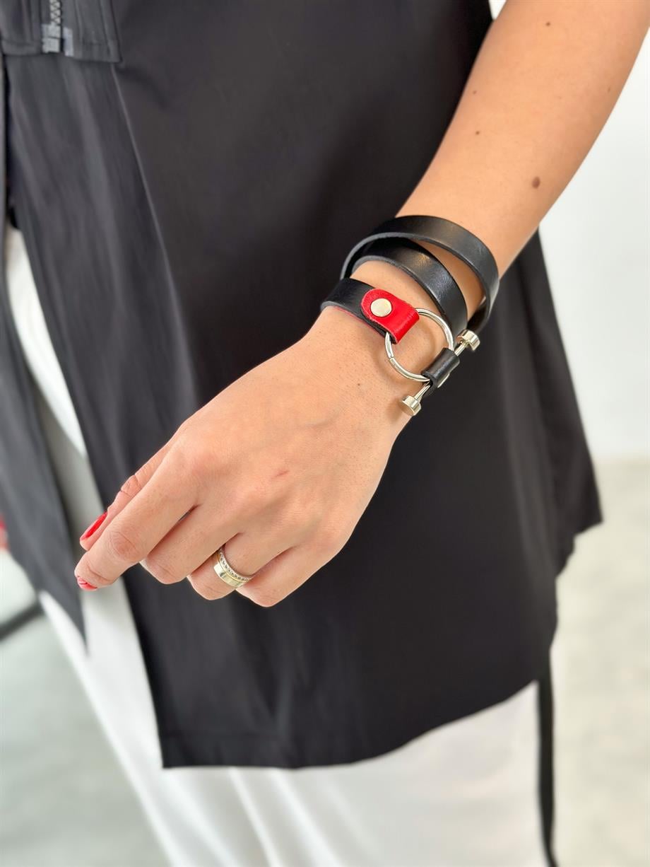 BUGA DERİ ZIMBALI KIRMIZI BİLEKLİK