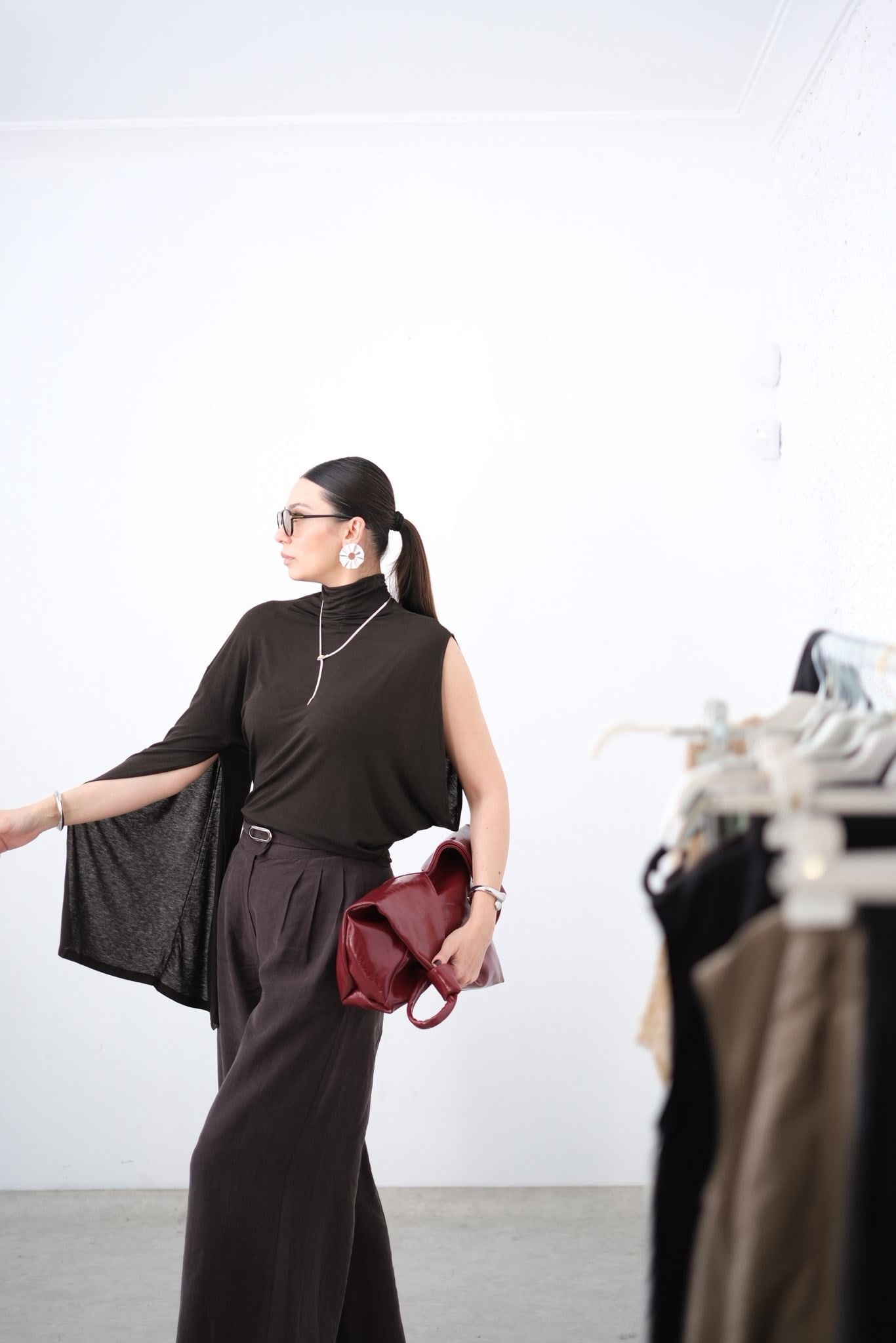 CELİNE TEK OMUZ KAHVE BLUZ