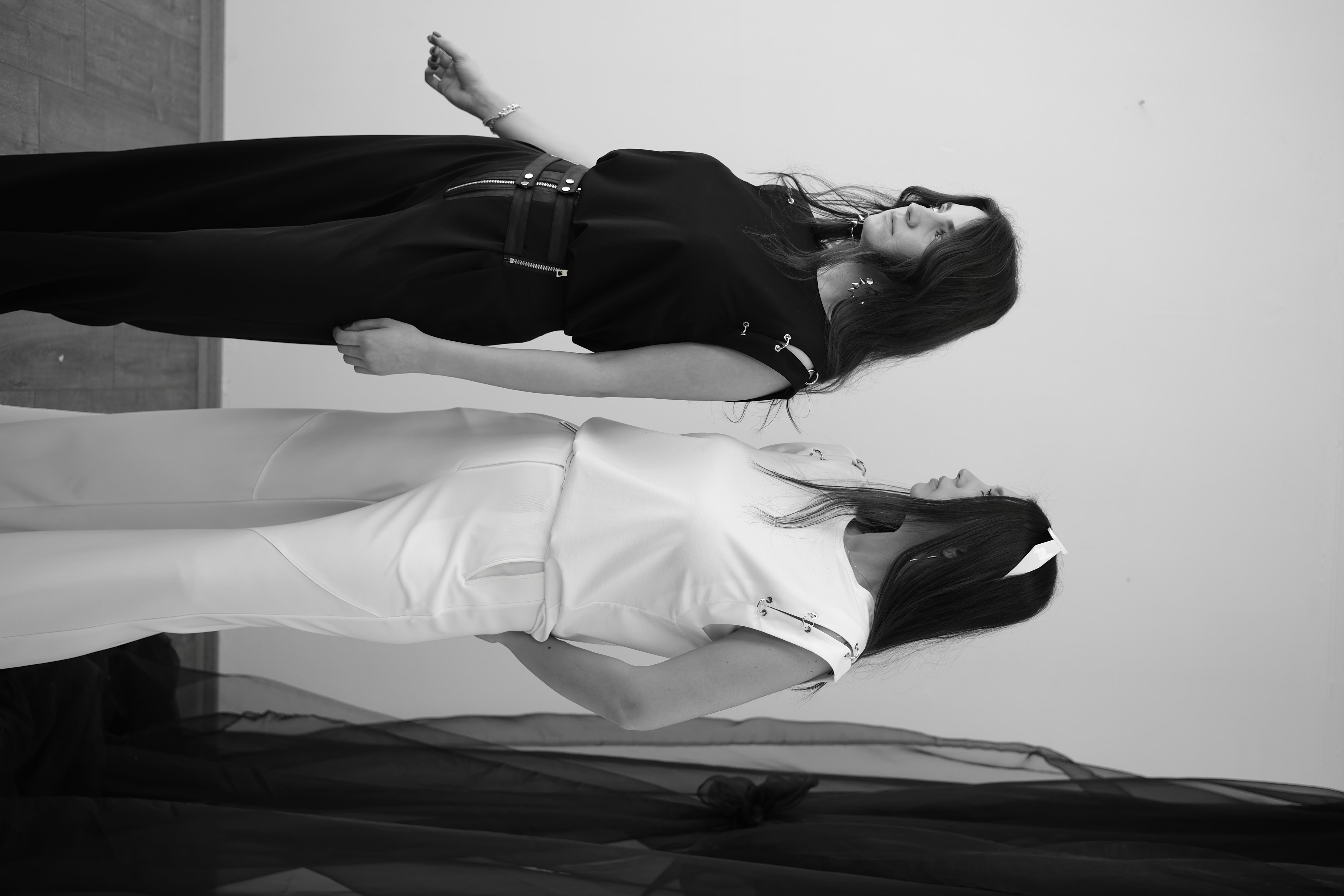 CHİA HALKA DETAYLI SİYAH BLUZ