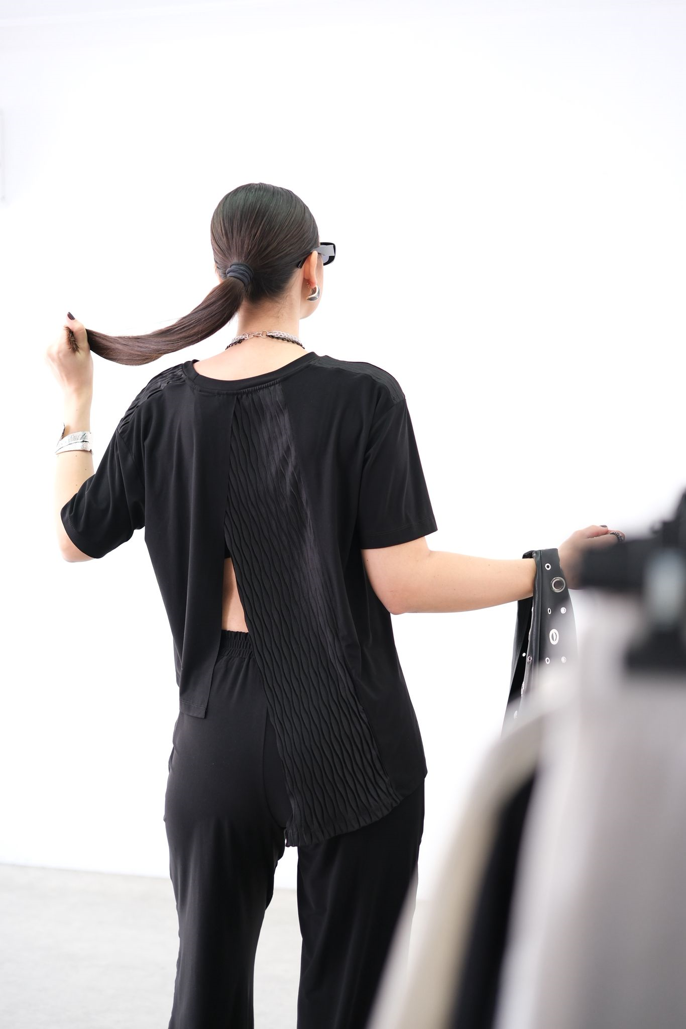 ESSENCE SİYAH ASİMETRİK DETAY BLUZ