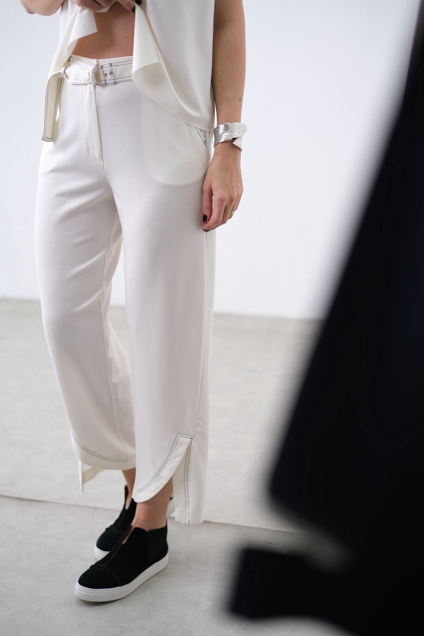 ESTORA KEMER DETAYLI BEYAZ PANTOLON