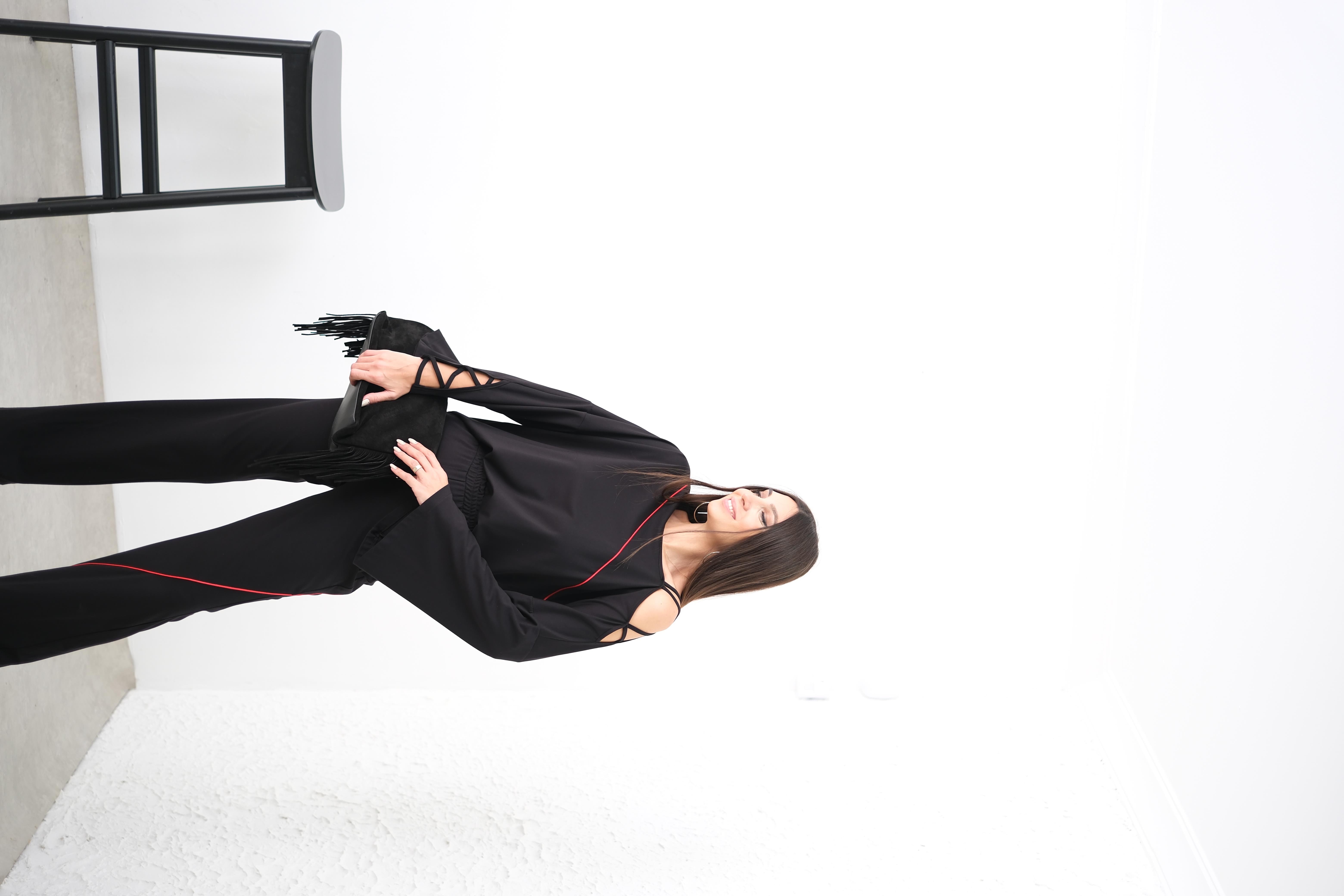 FATE KIRMIZI ŞERİTLİ SİYAH BLUZ