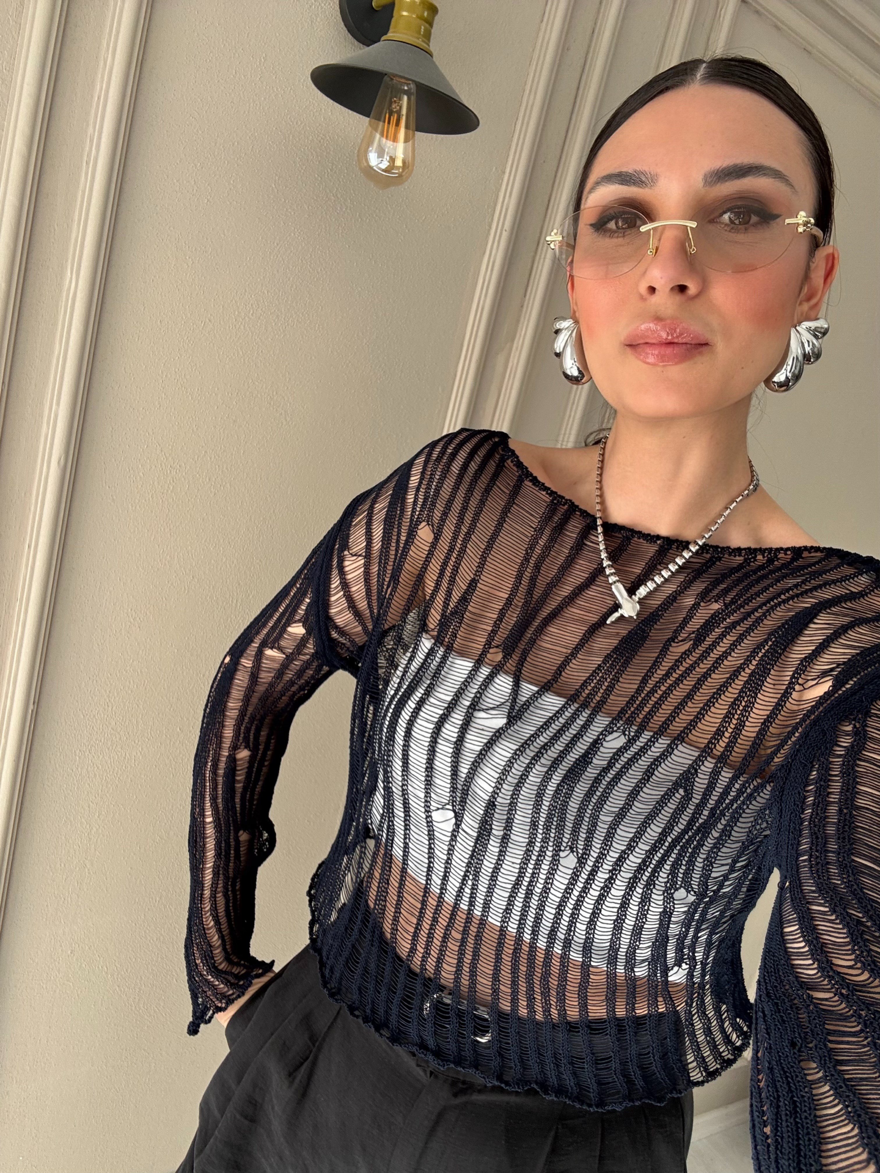 FLOŞ AJURLU LACİVERT BLUZ