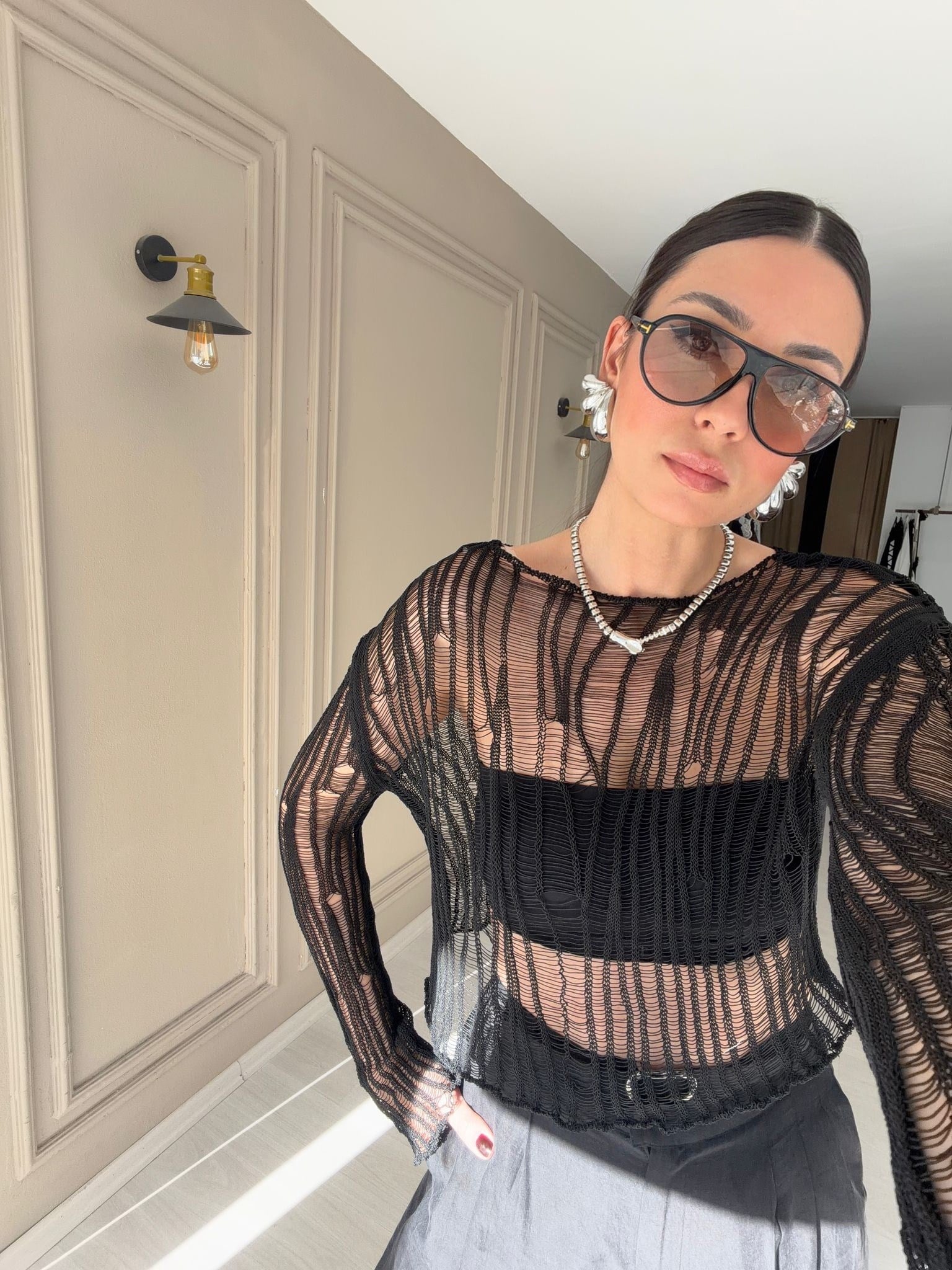 FLOŞ AJURLU SİYAH BLUZ