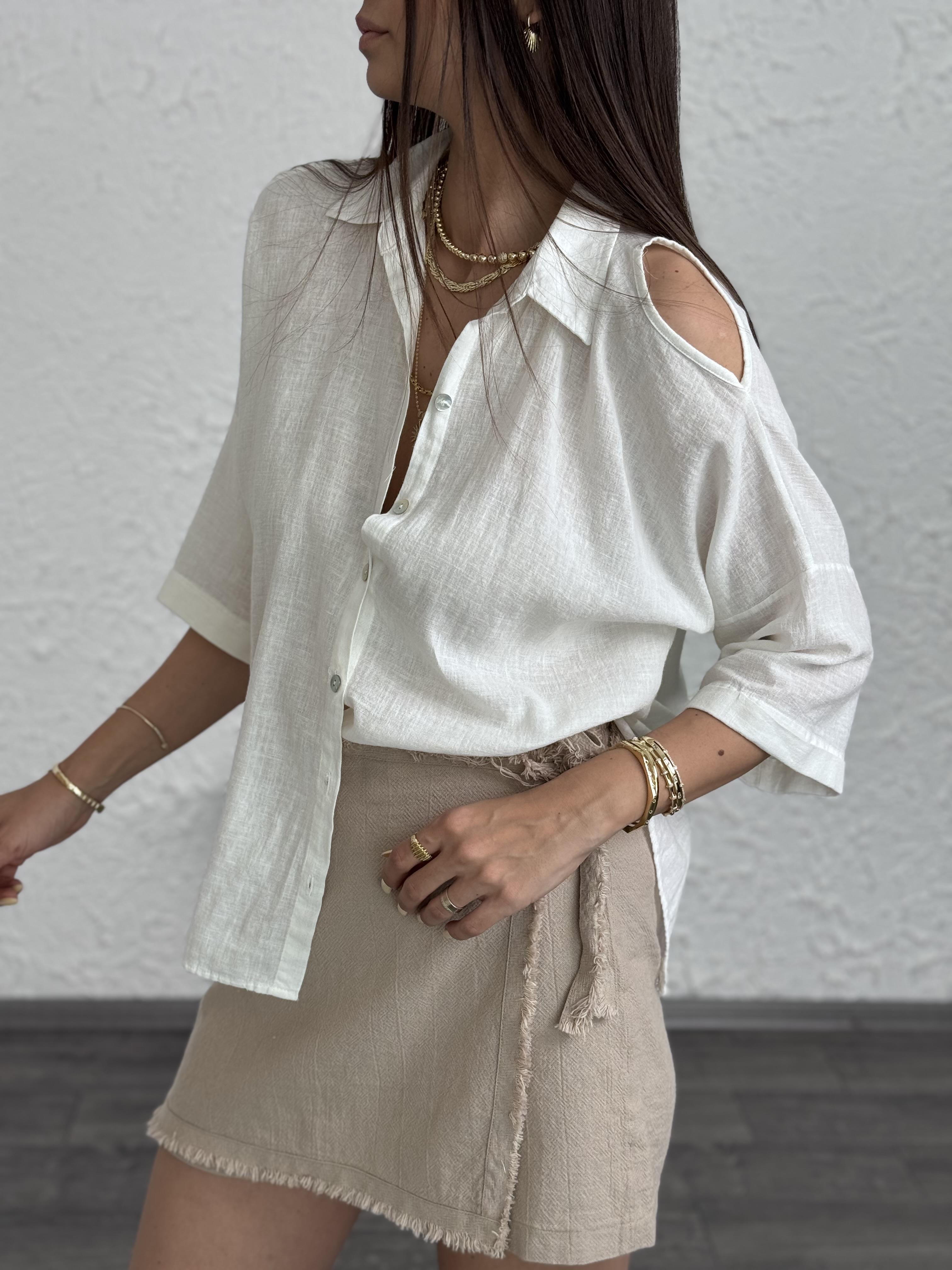 GİLİ OMUZ DETAYLI BEYAZ KETEN GÖMLEK