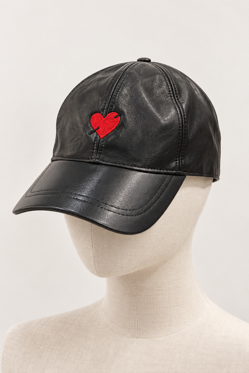 HEART CLUB SİYAH DERİ ŞAPKA