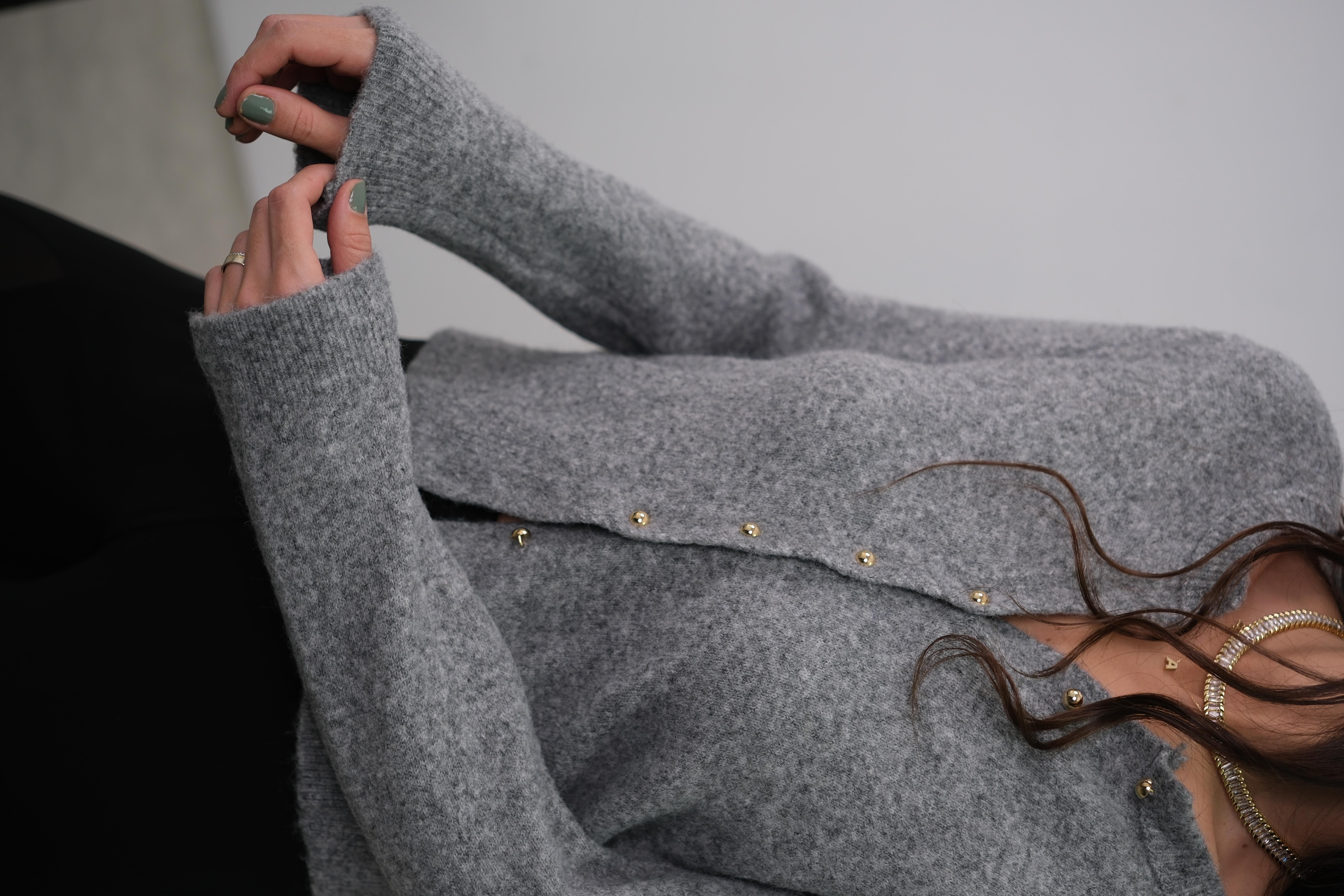 HULLY DÜĞMELİ GRİ YUMOŞ HIRKA