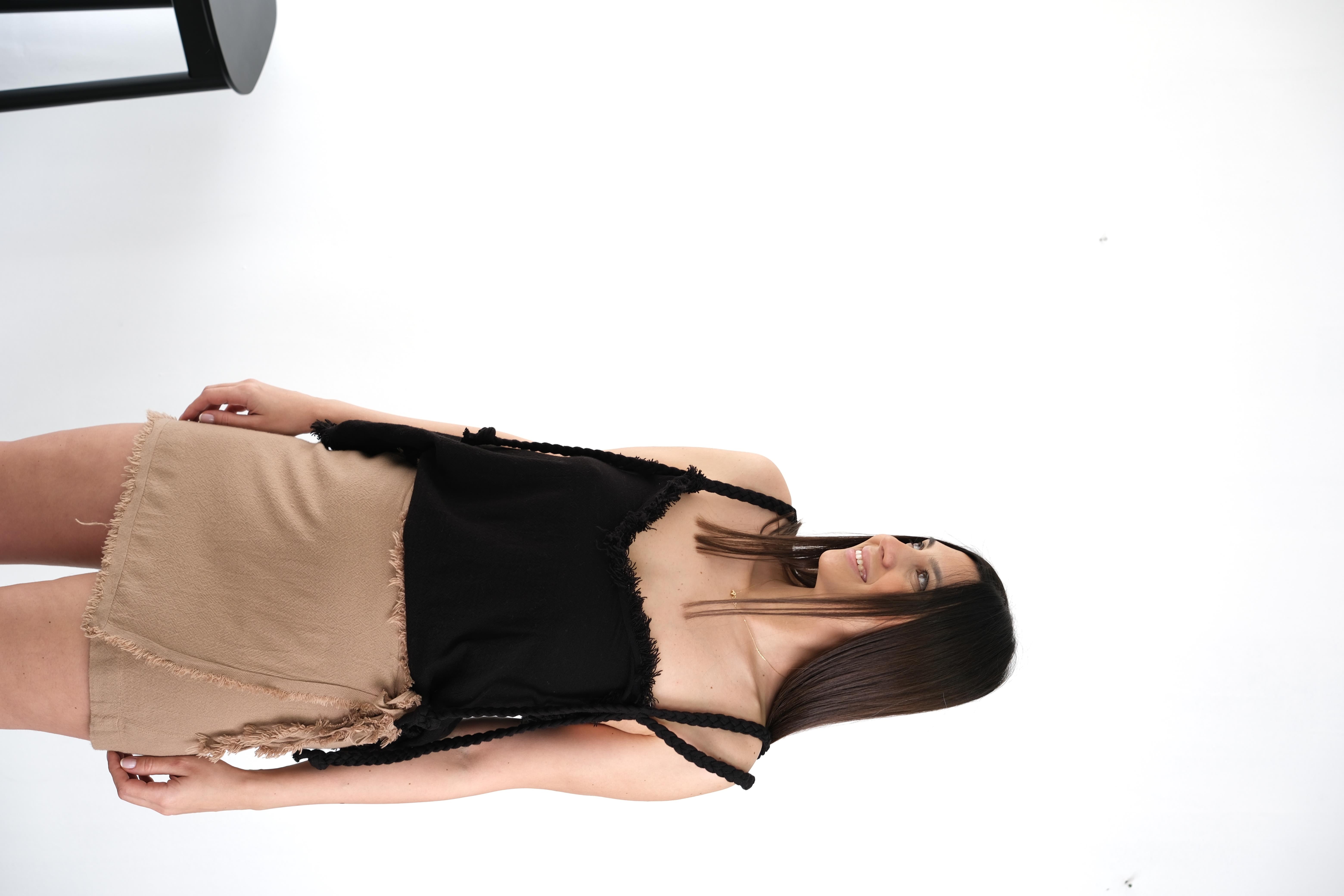 LİMYA ASKILI SİYAH TASARIM BLUZ