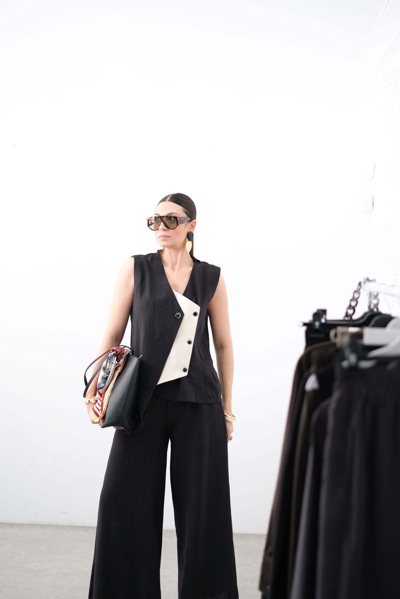 LİVA SİYAH KETEN BLUZ