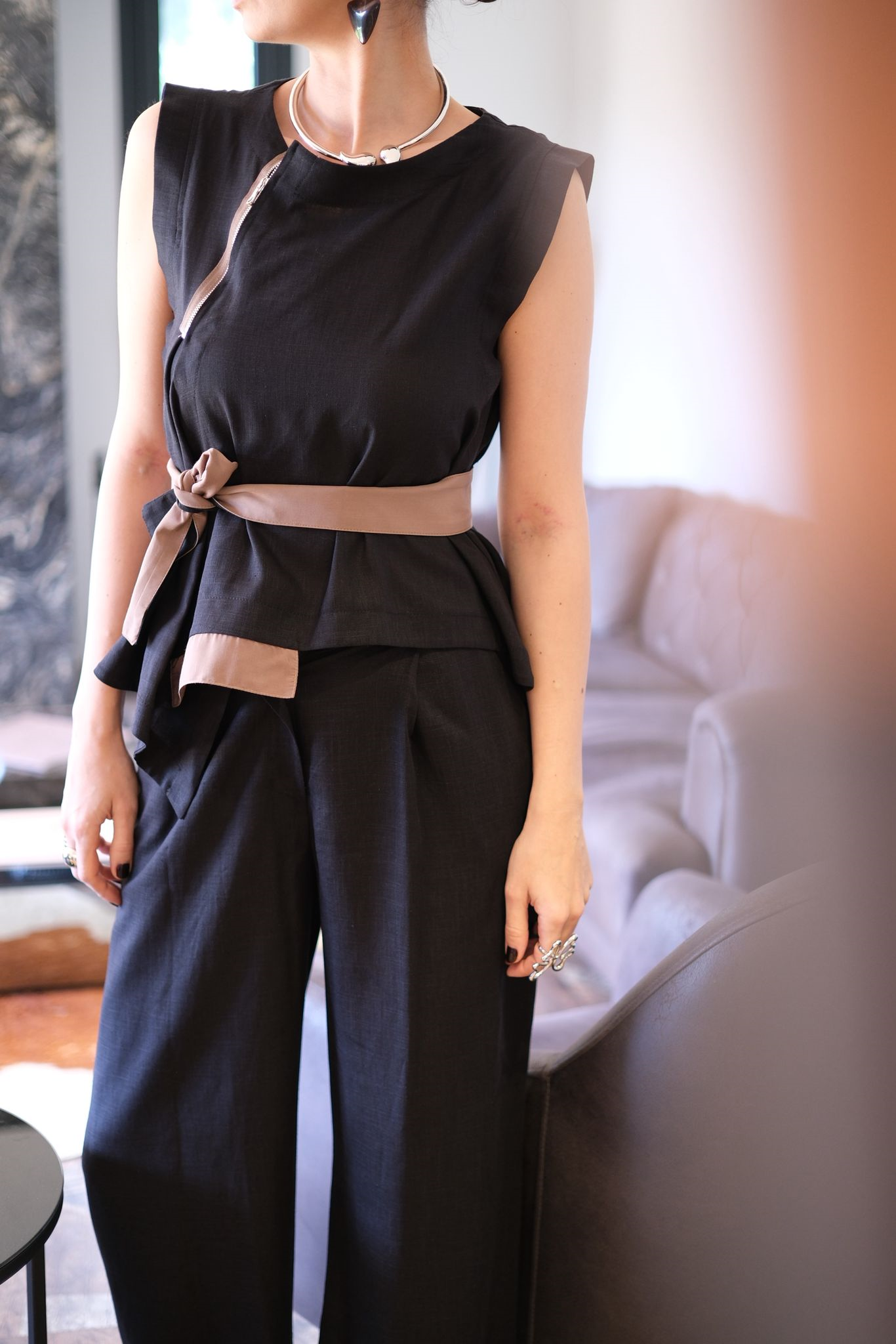 MARSİLYA KEMERLİ SİYAH KETEN BLUZ