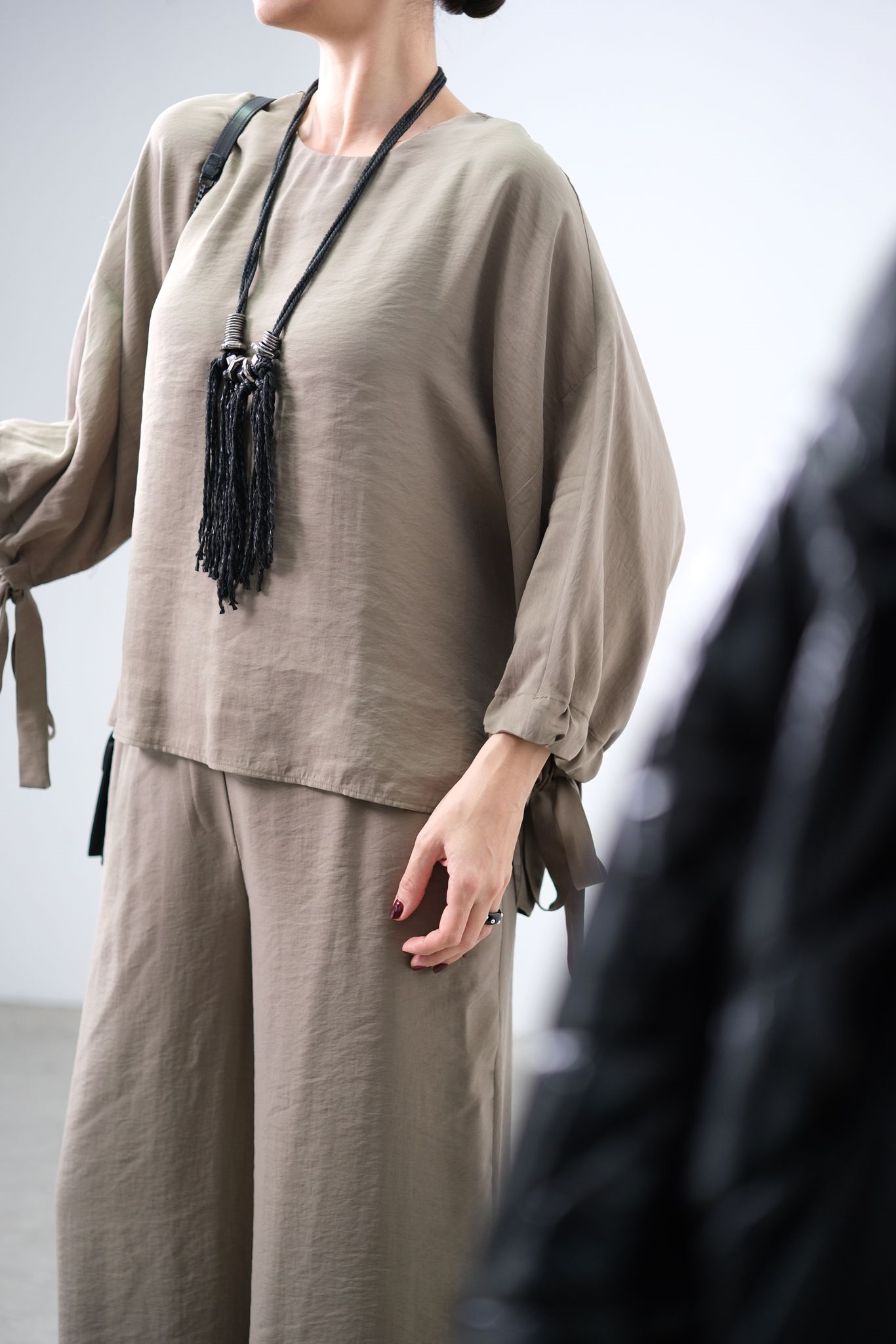 MOTİON KOL DETAYLI YAĞ YEŞİLİ KOLYELİ BLUZ