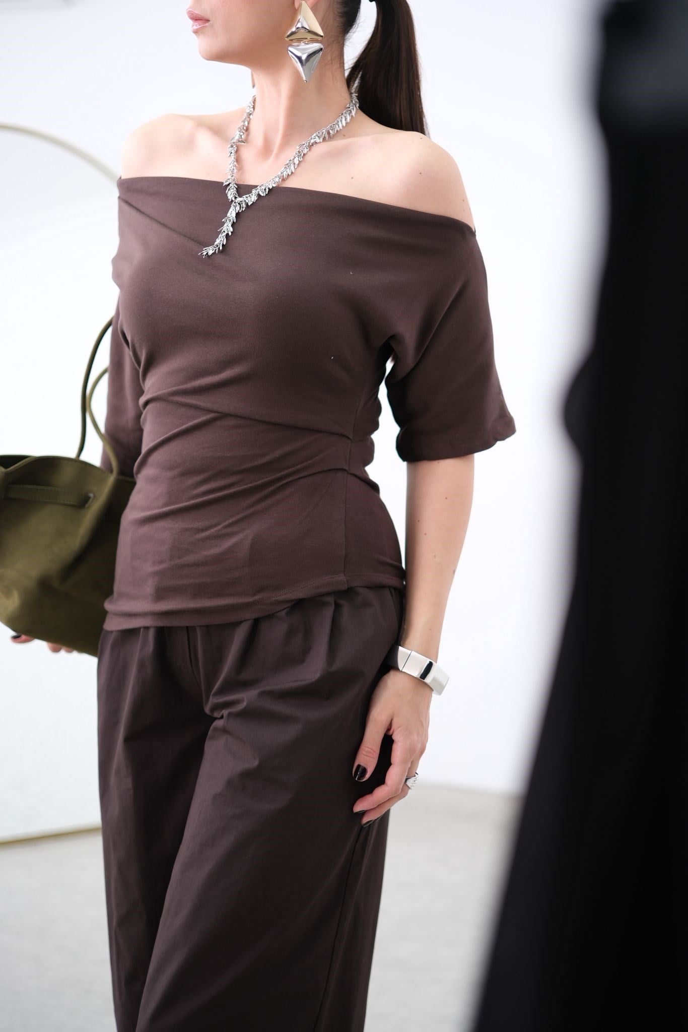 NİSSY YANDAN DRAPELİ KAHVE BLUZ