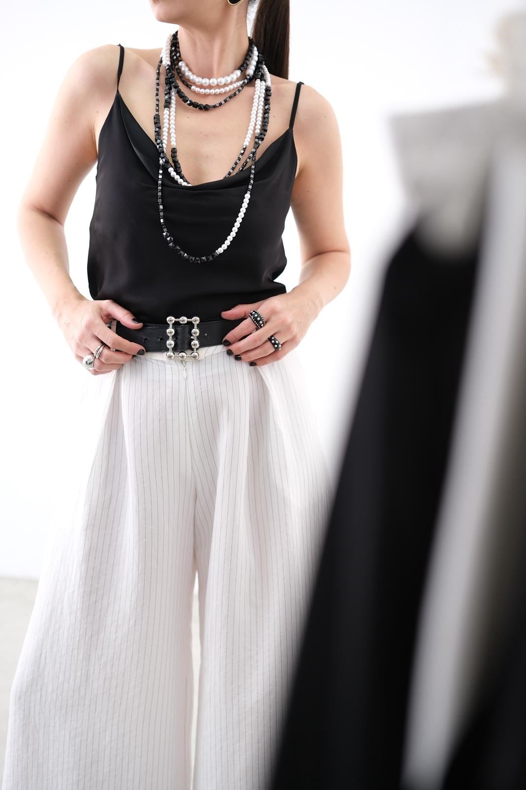 NİVA SATEN SİYAH İP ASKILI BLUZ